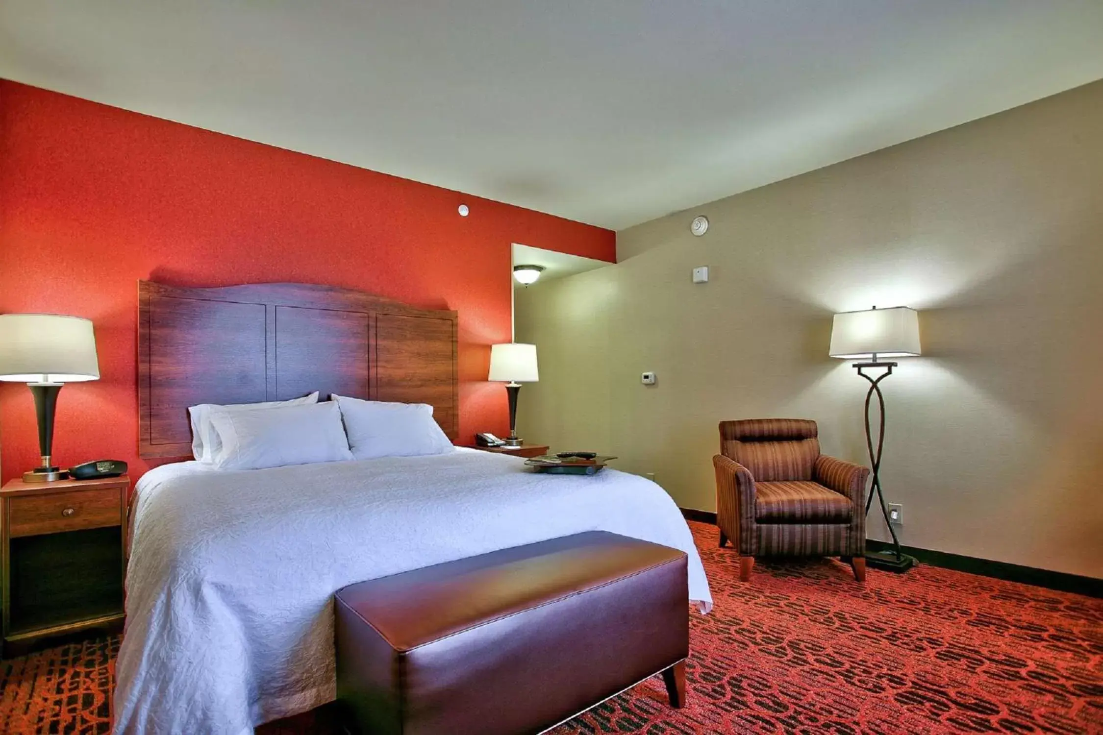 Living room, Bed in Hampton Inn & Suites Scottsdale at Talking Stick