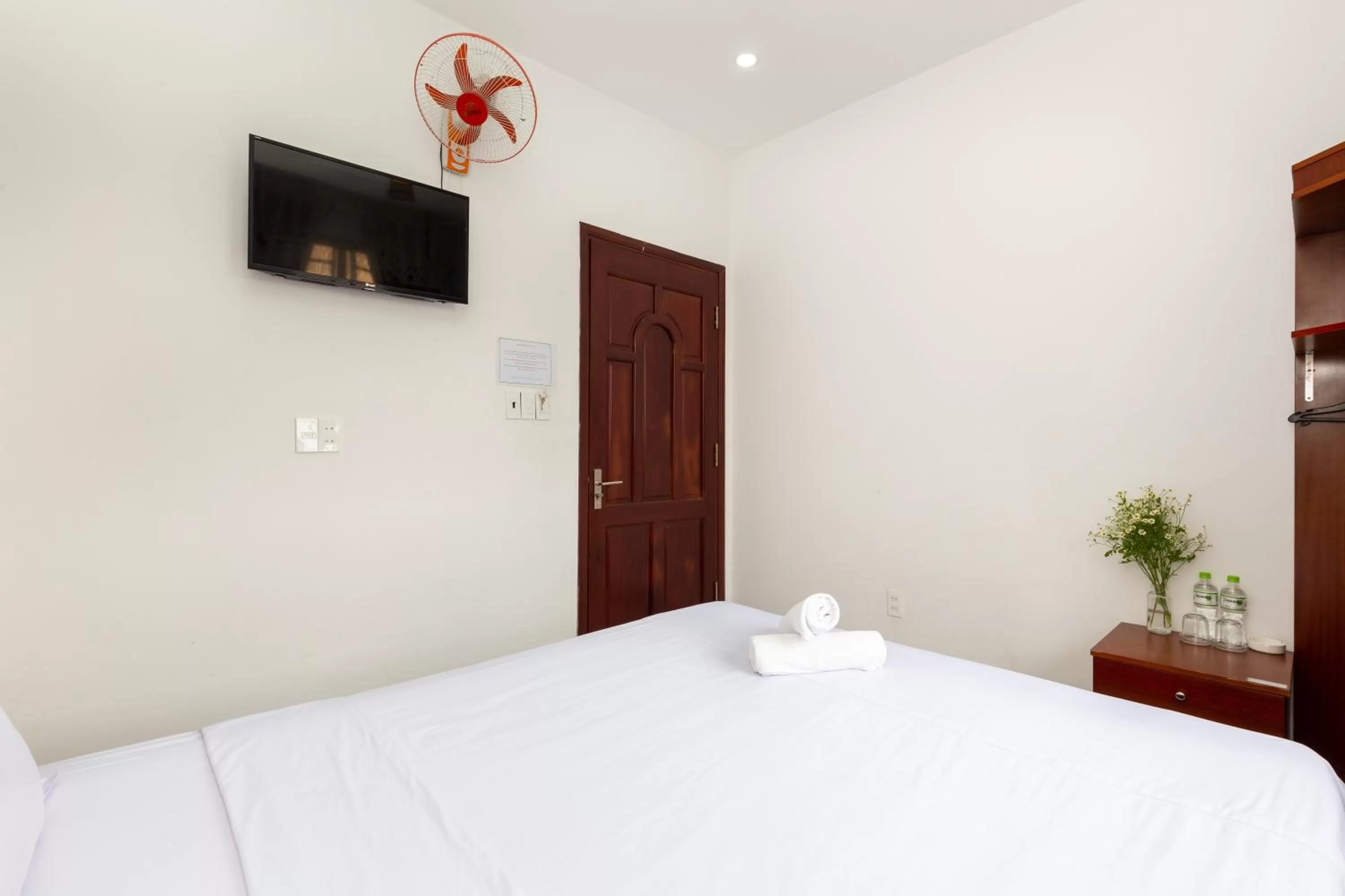 TV and multimedia, Bed in Luxury Vườn Lài Hotel