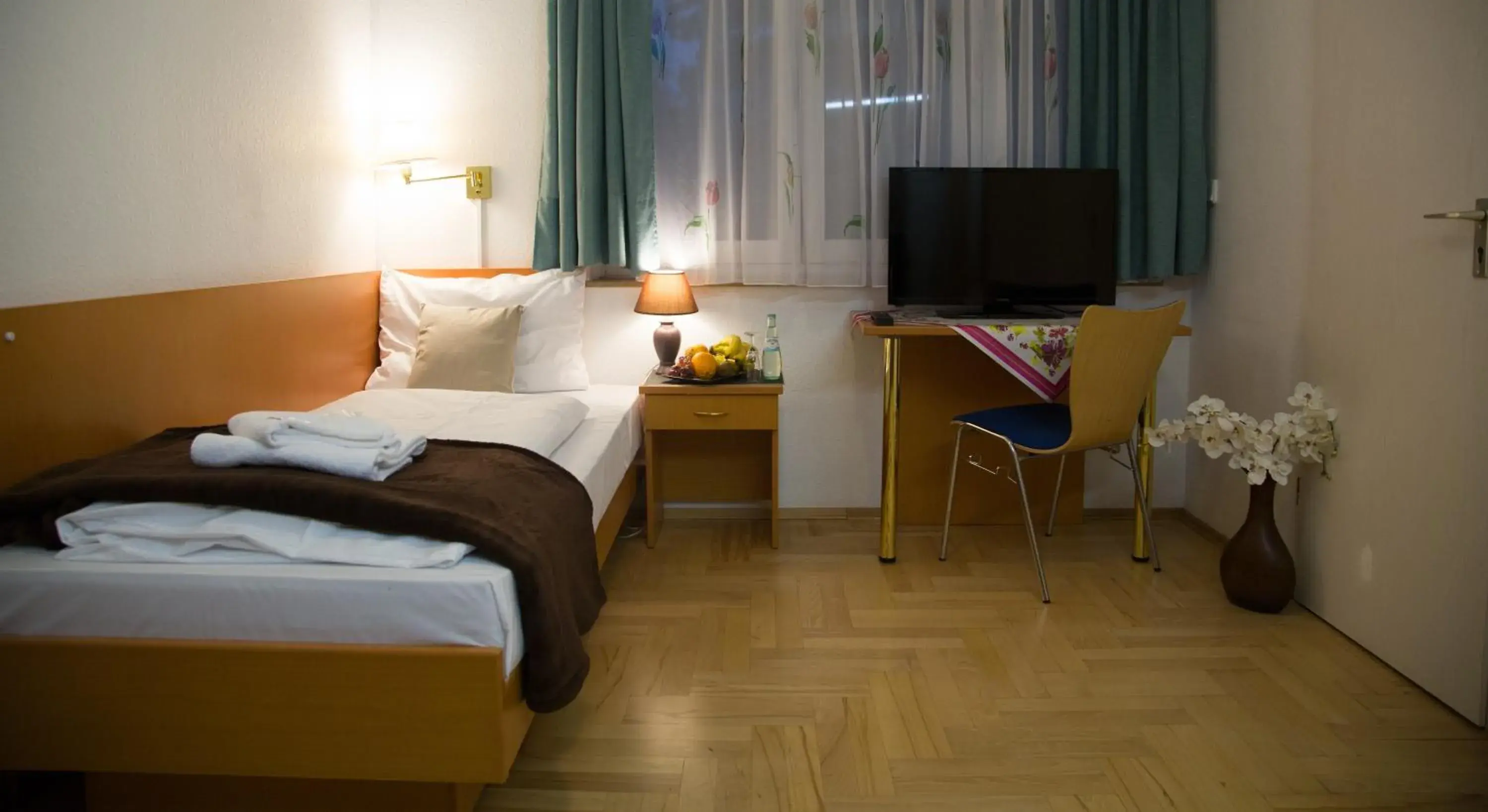 Photo of the whole room, Bed in Garni Hotel Rödelheimer Hof
