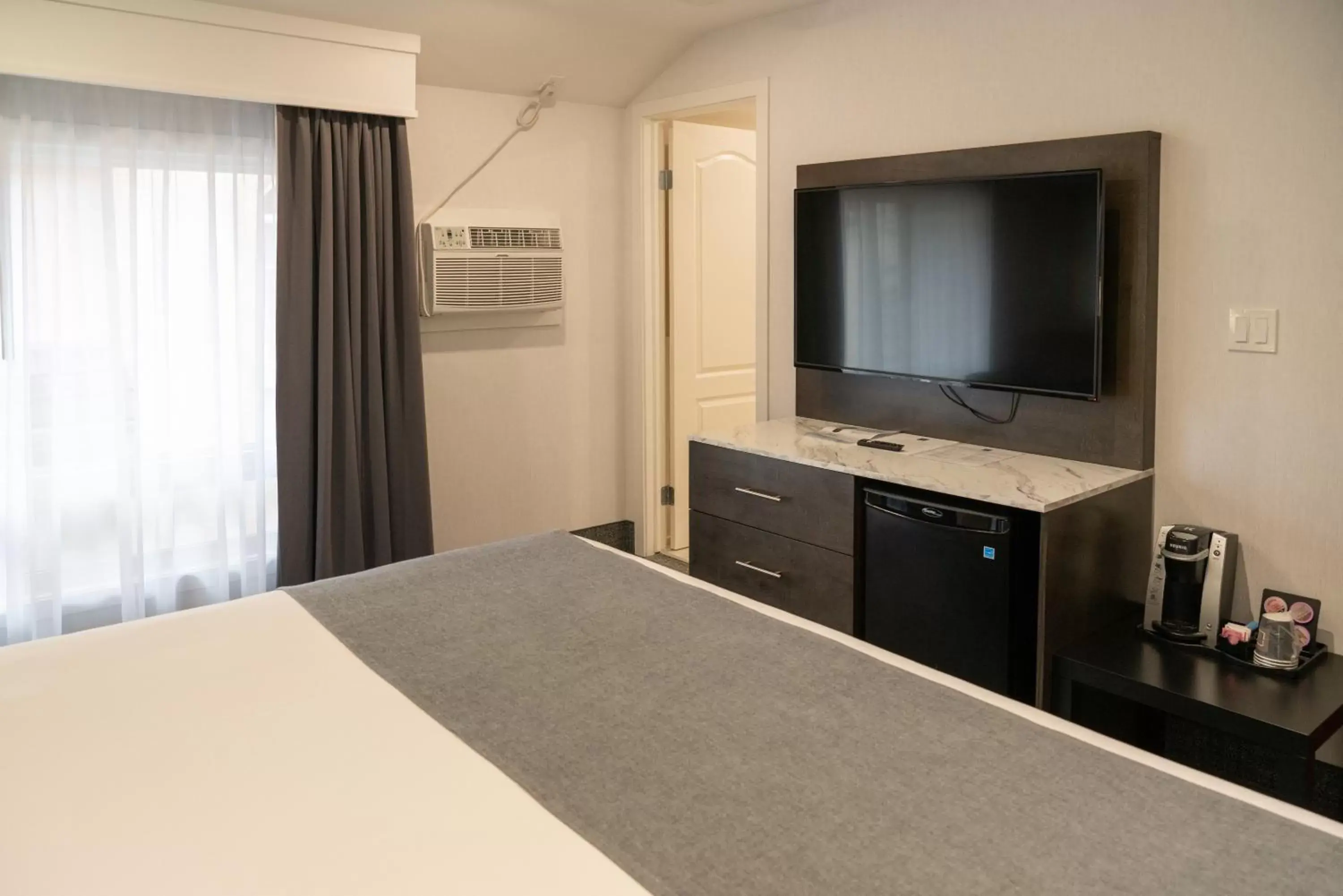 TV and multimedia, TV/Entertainment Center in Red Carpet Inn