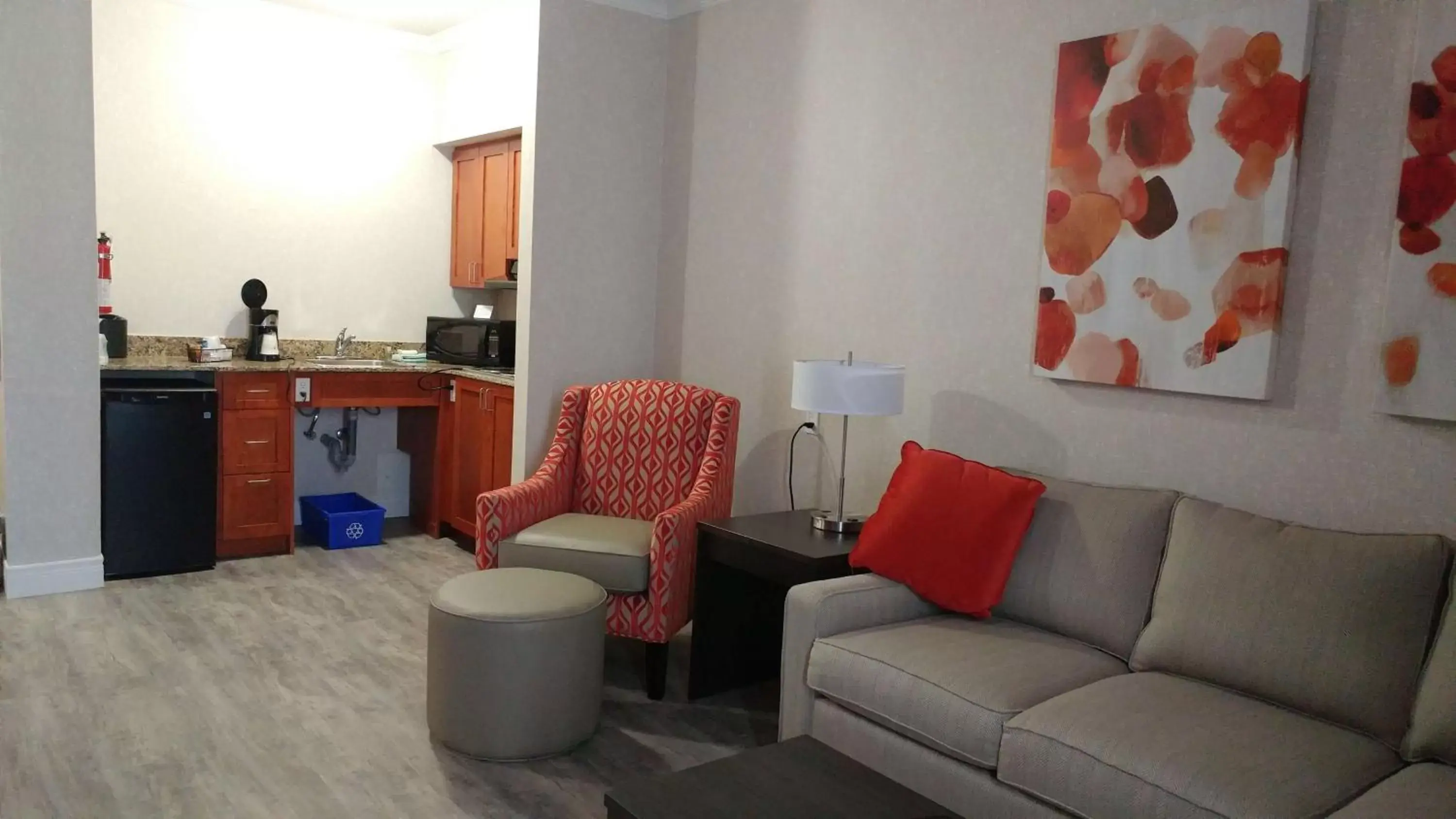 Photo of the whole room, Seating Area in Best Western Plus Rose City Suites