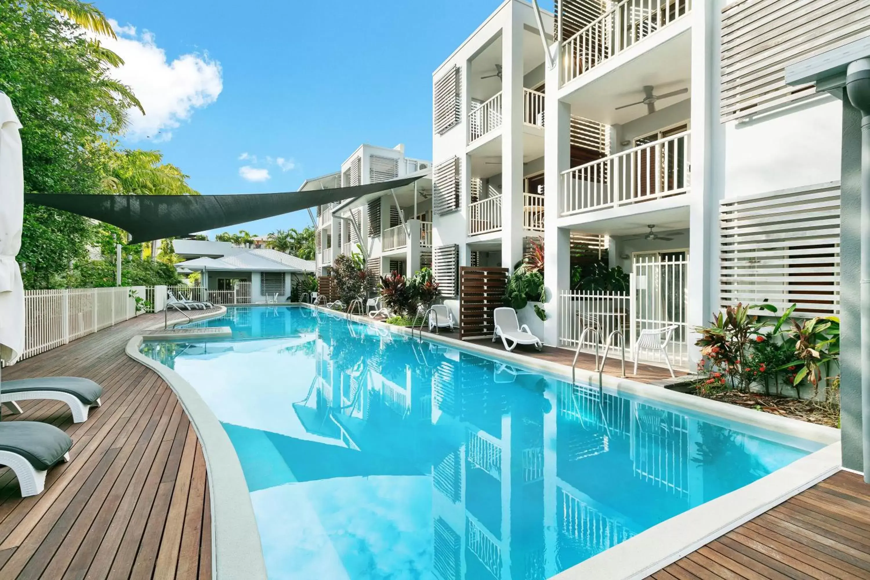 Swimming pool in Mantra Aqueous on Port Swimming pool in Mantra Aqueous on Port