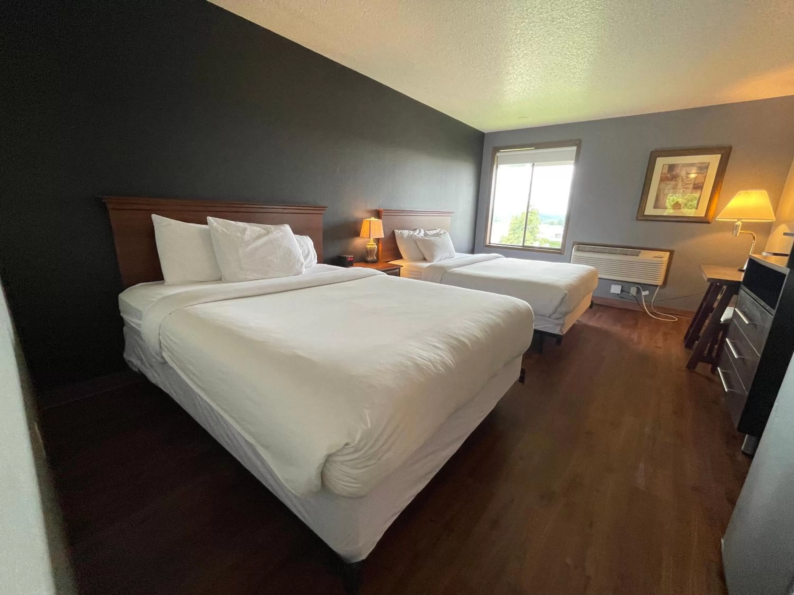Bed in Sunnyside Inn and Suites