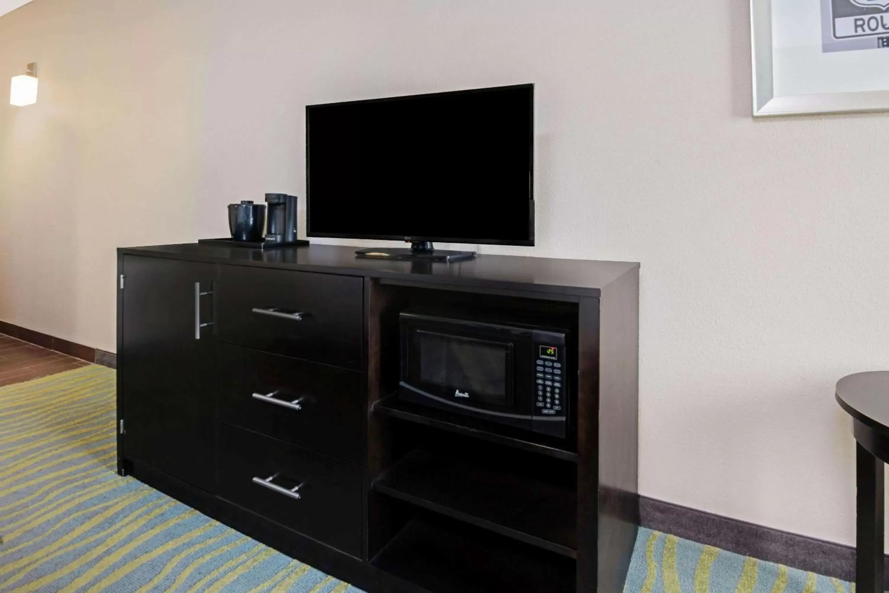 TV and multimedia, TV/Entertainment Center in La Quinta Inn & Suites by Wyndham Durant