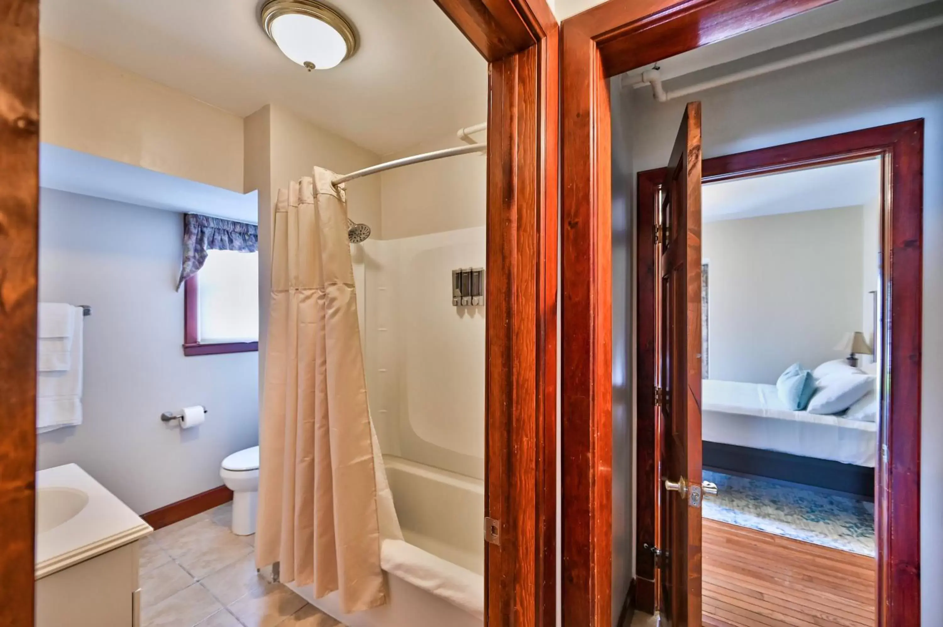 Shower, Bathroom in Tom Quick Inn