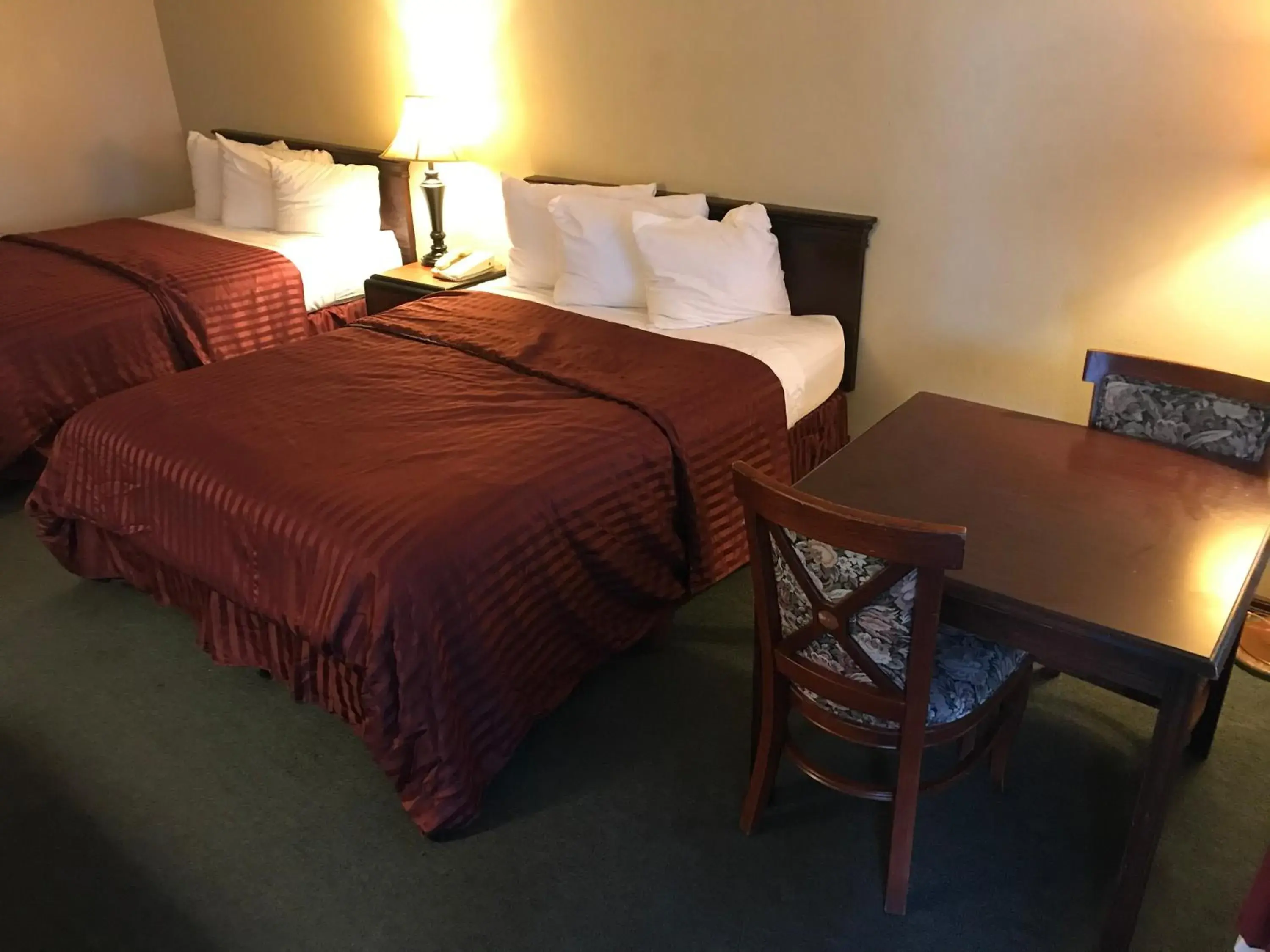 Bed in Smokey Point Motor Inn