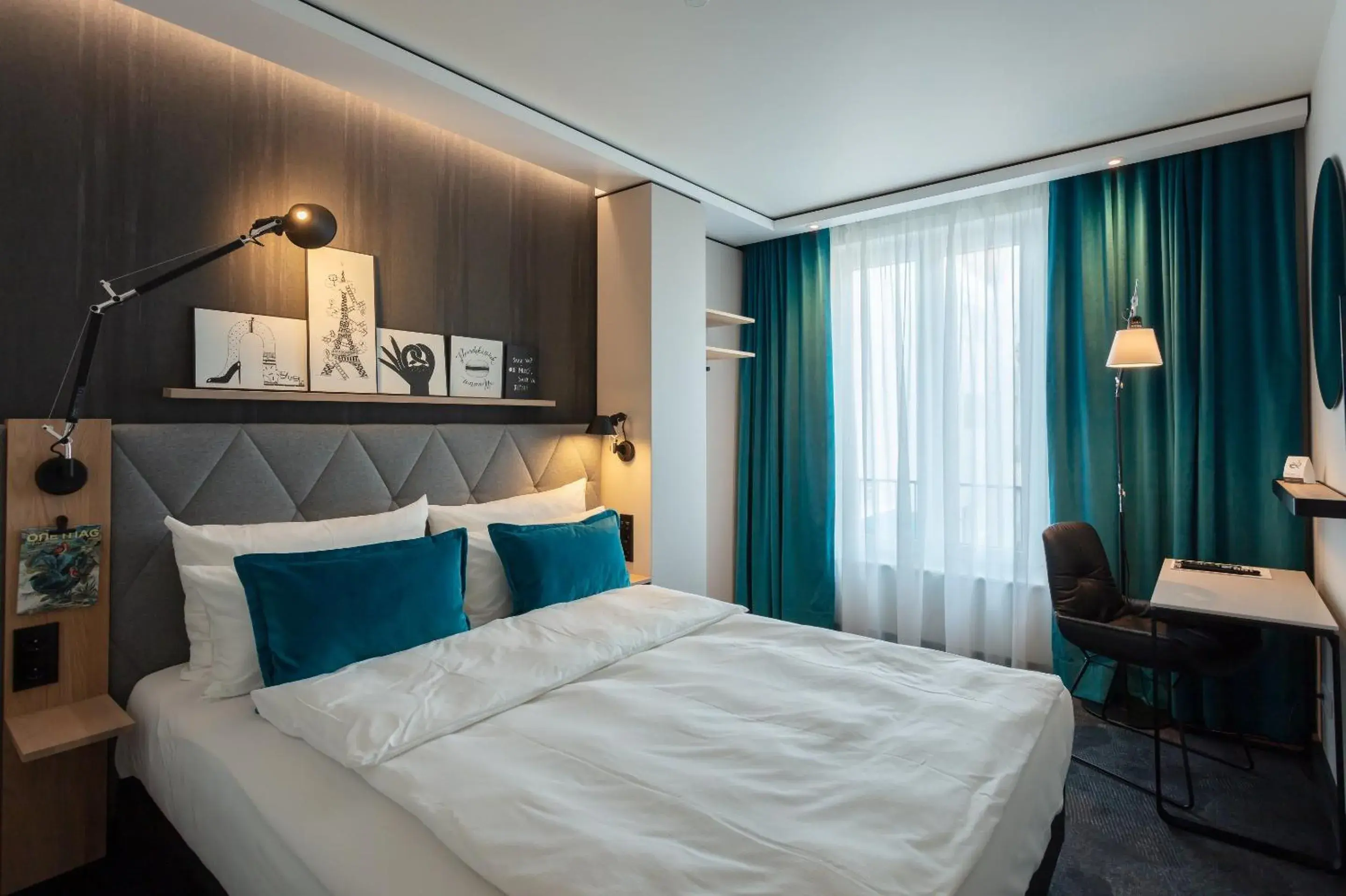 Photo of the whole room, Bed in Motel One Saarbrücken