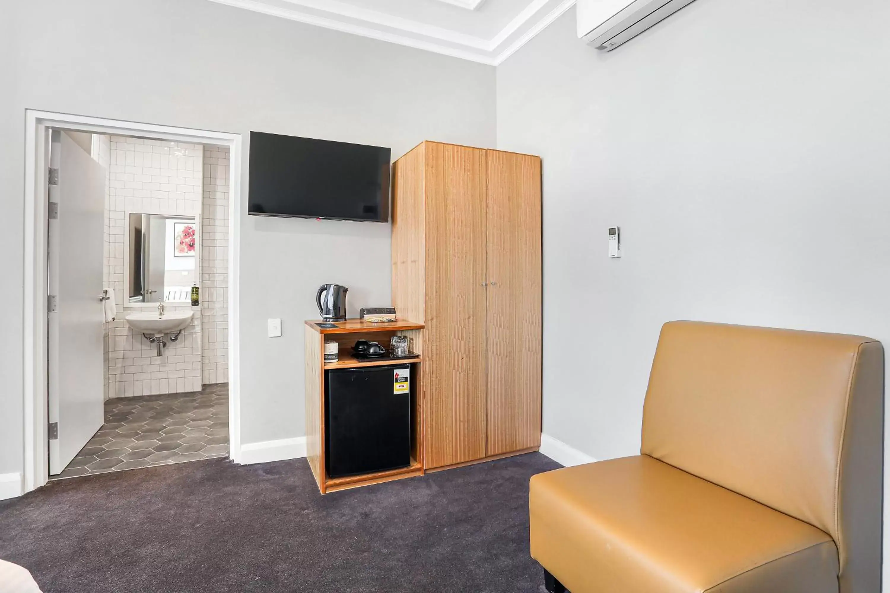 Coffee/tea facilities, Seating Area in Penshurst Hotel