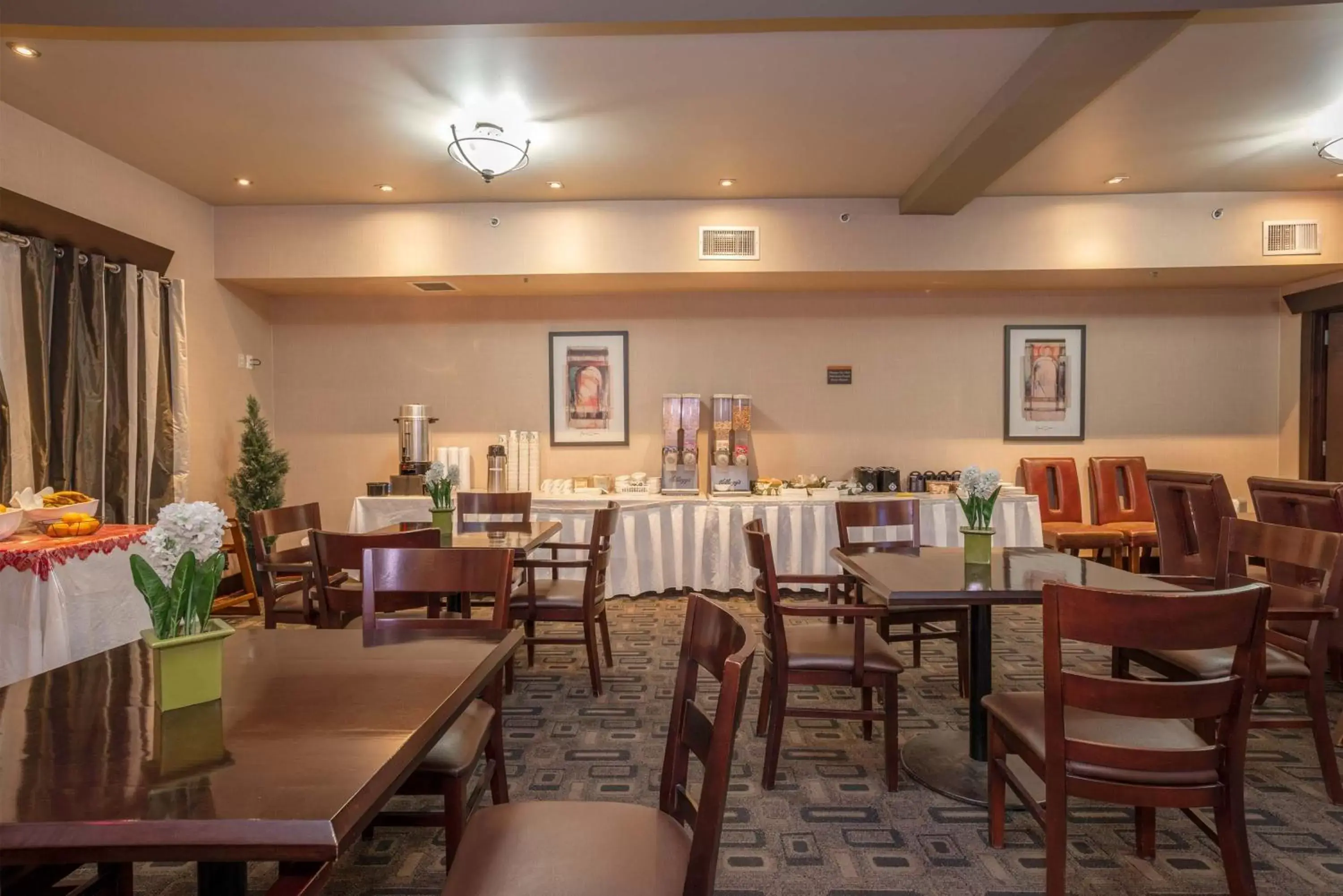 Breakfast, Restaurant/Places to Eat in Sandman Hotel Castlegar