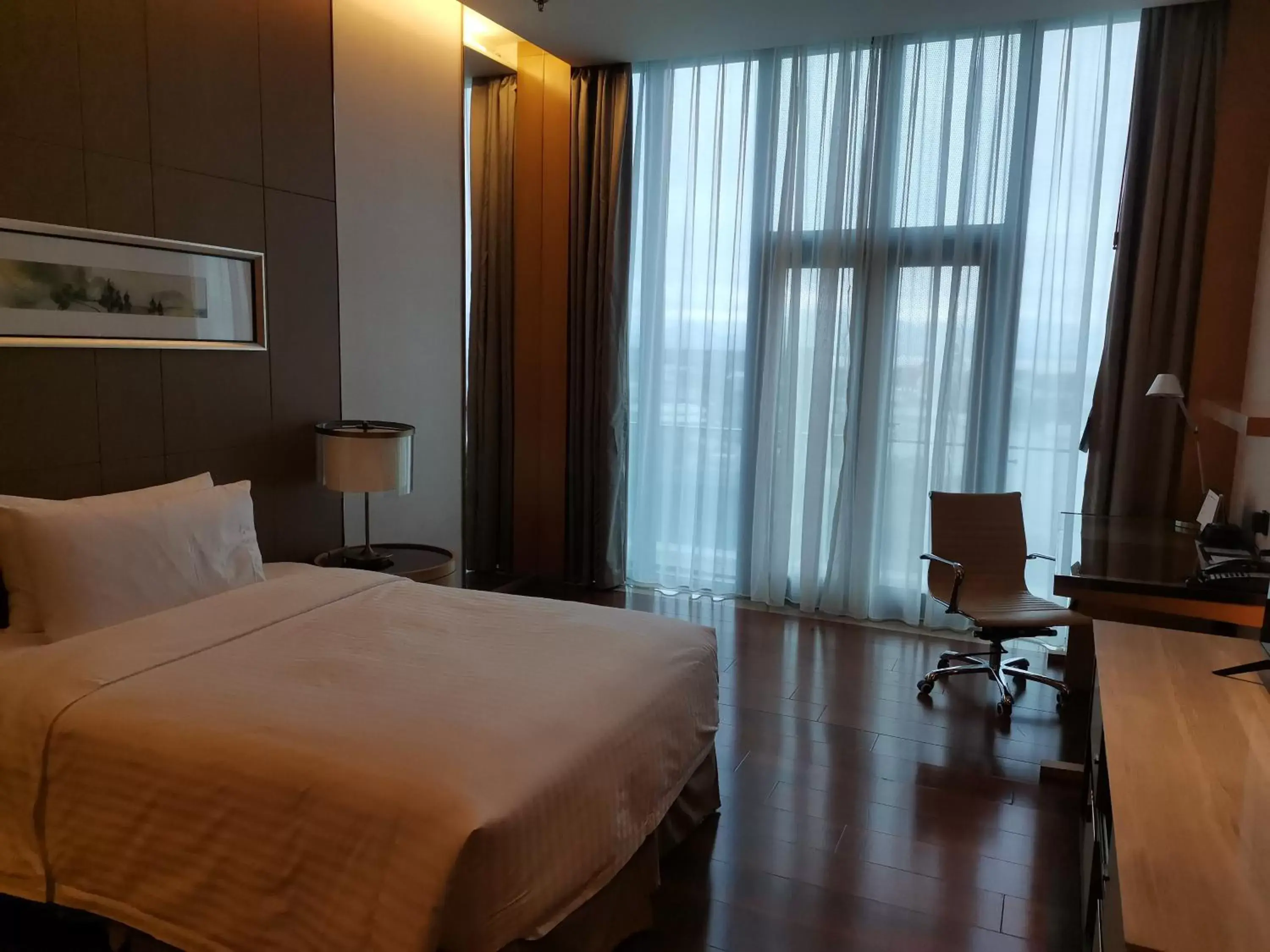 Lake view, Bed in The OCT Harbour, Shenzhen - Marriott Executive Apartments