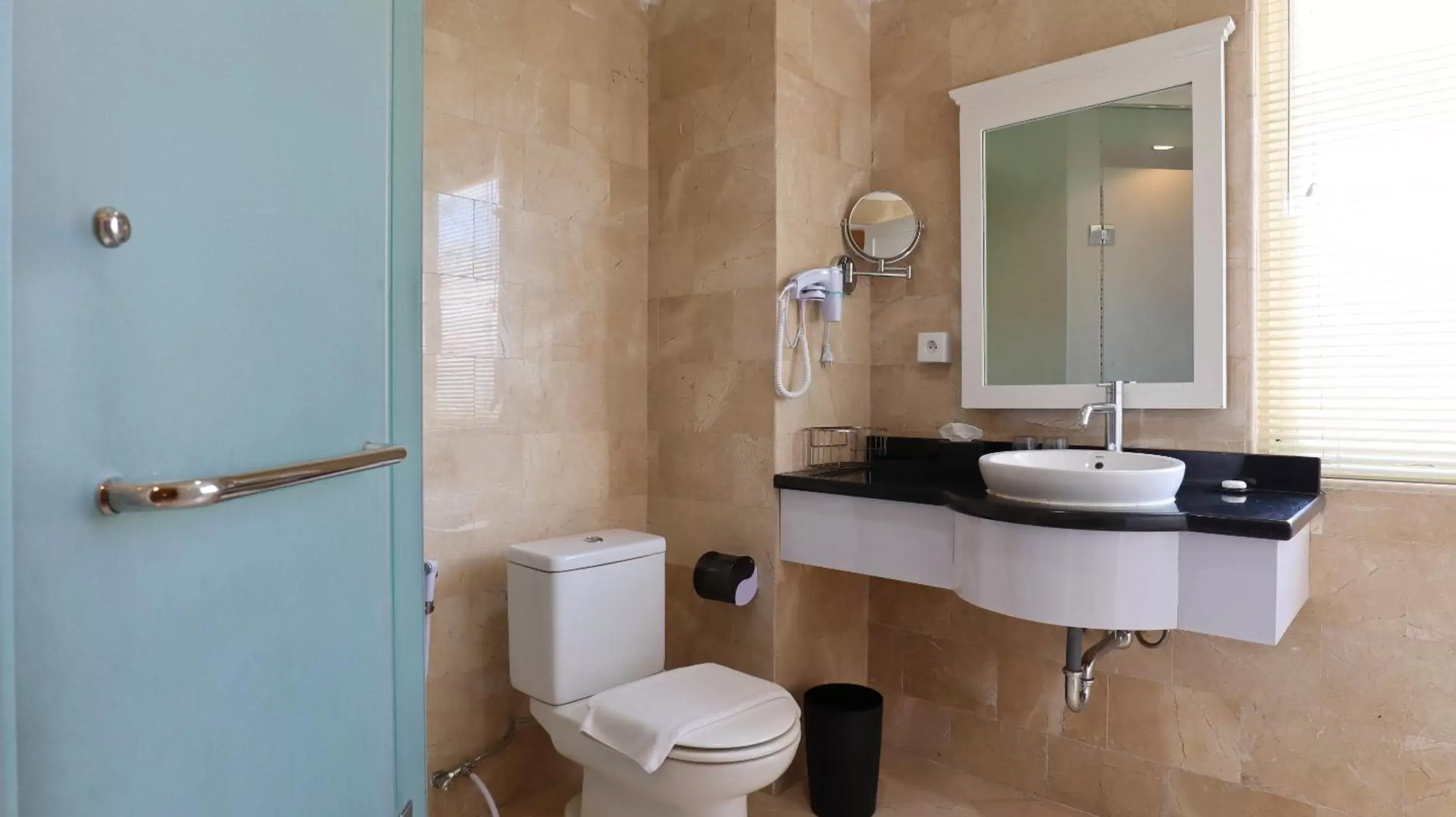 Bathroom in Vue Palace, ARTOTEL Curated Bathroom in Vue Palace, ARTOTEL Curated