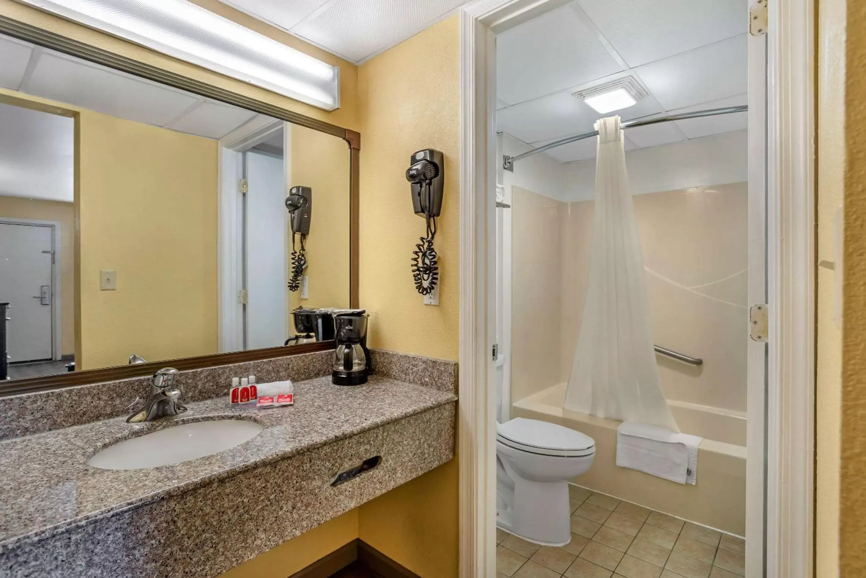 Bathroom in Econo Lodge Easton Route 50