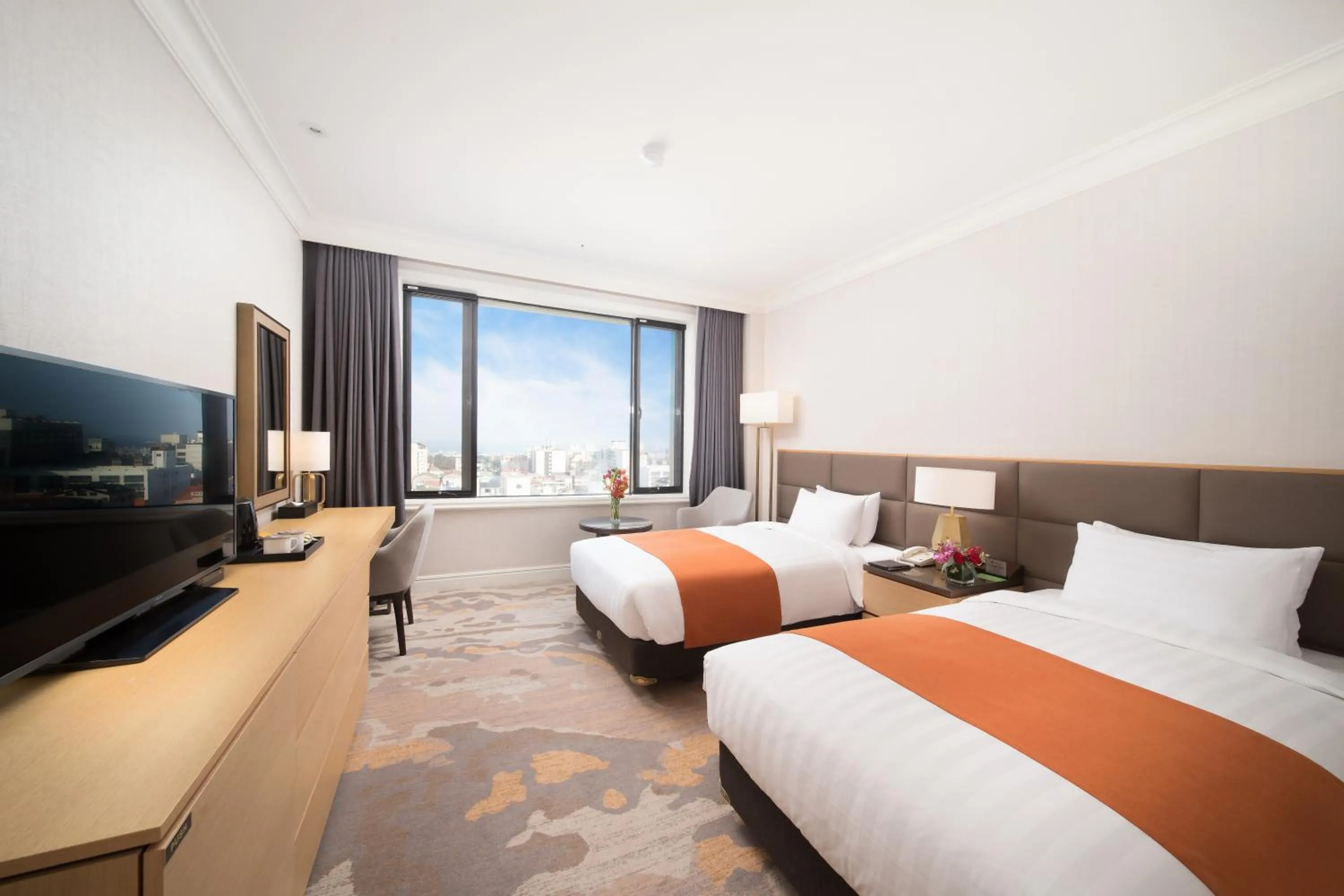 Photo of the whole room, Bed in Jeju Sun Hotel & Casino