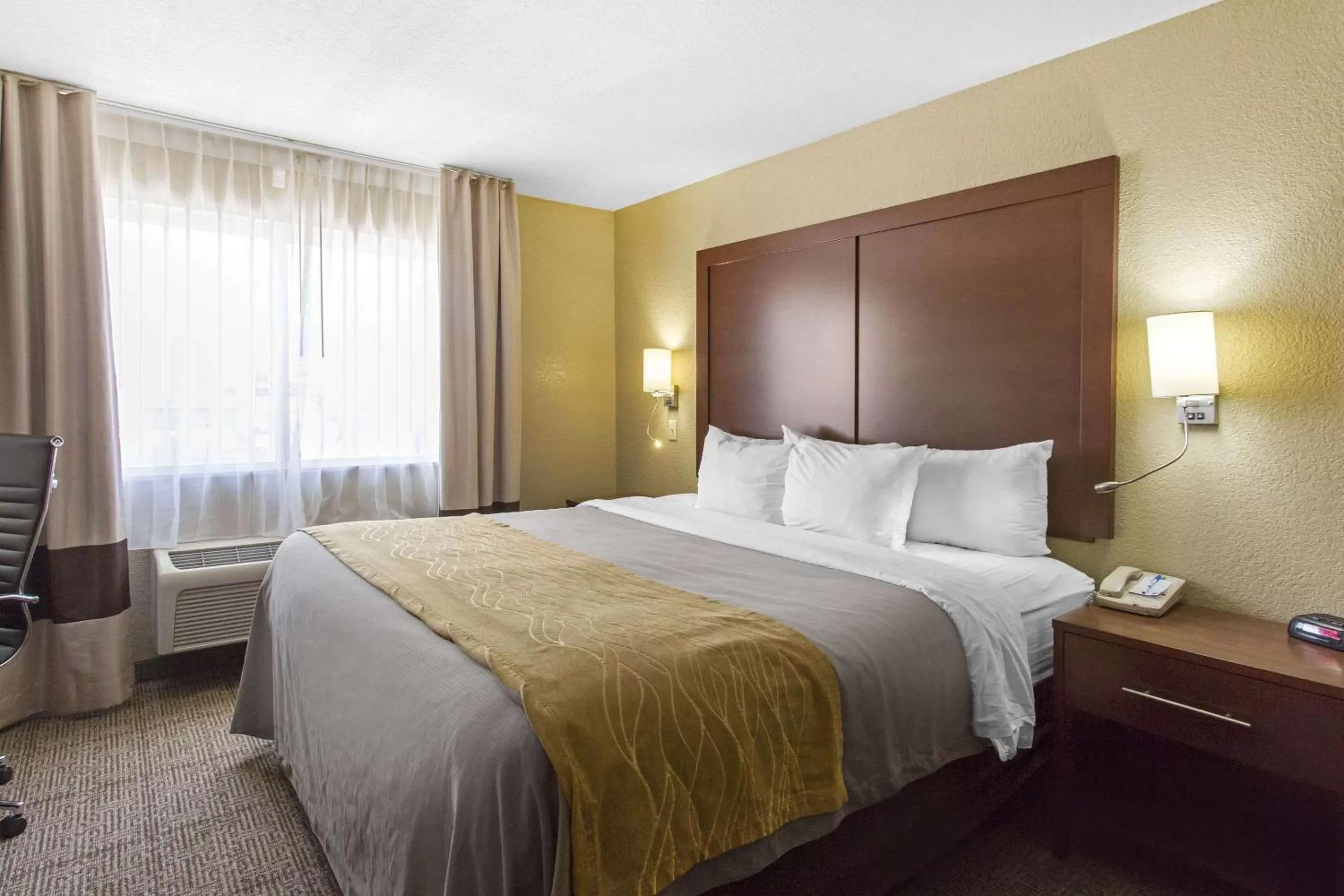 Photo of the whole room, Bed in Comfort Inn & Suites