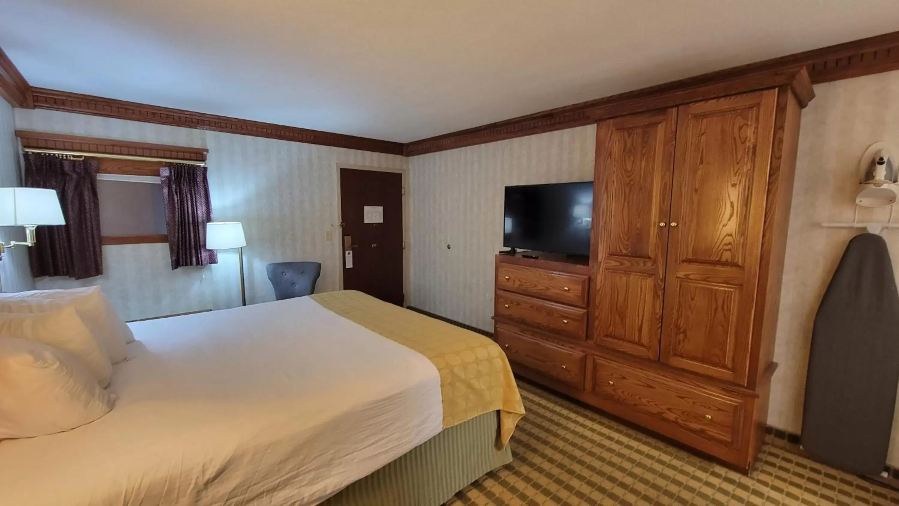 Bed in Ramada by Wyndham Saginaw Hotel & Suites