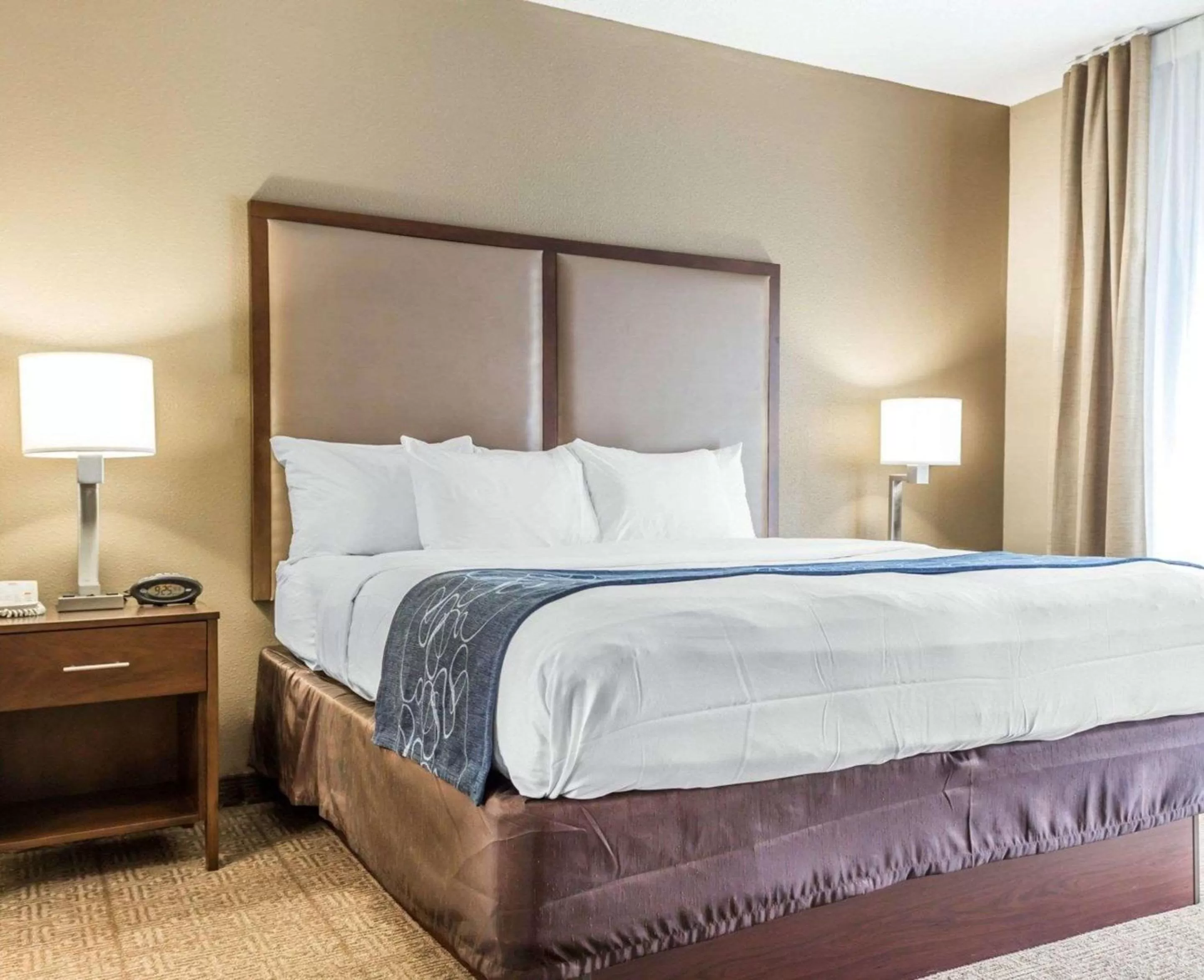 Photo of the whole room, Bed in Comfort Suites at Isle of Palms Connector