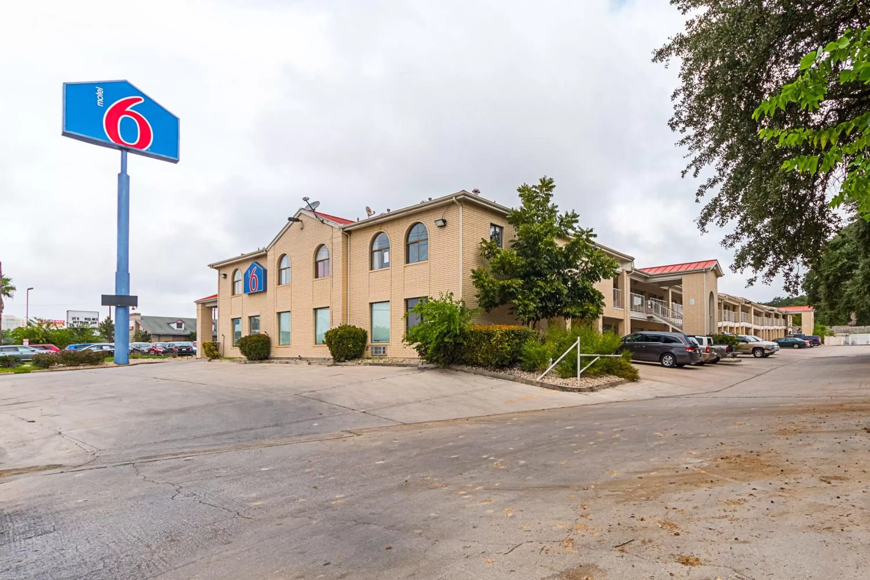 Facade/entrance, Property Building in Motel 6-San Antonio, TX - Fiesta Trails