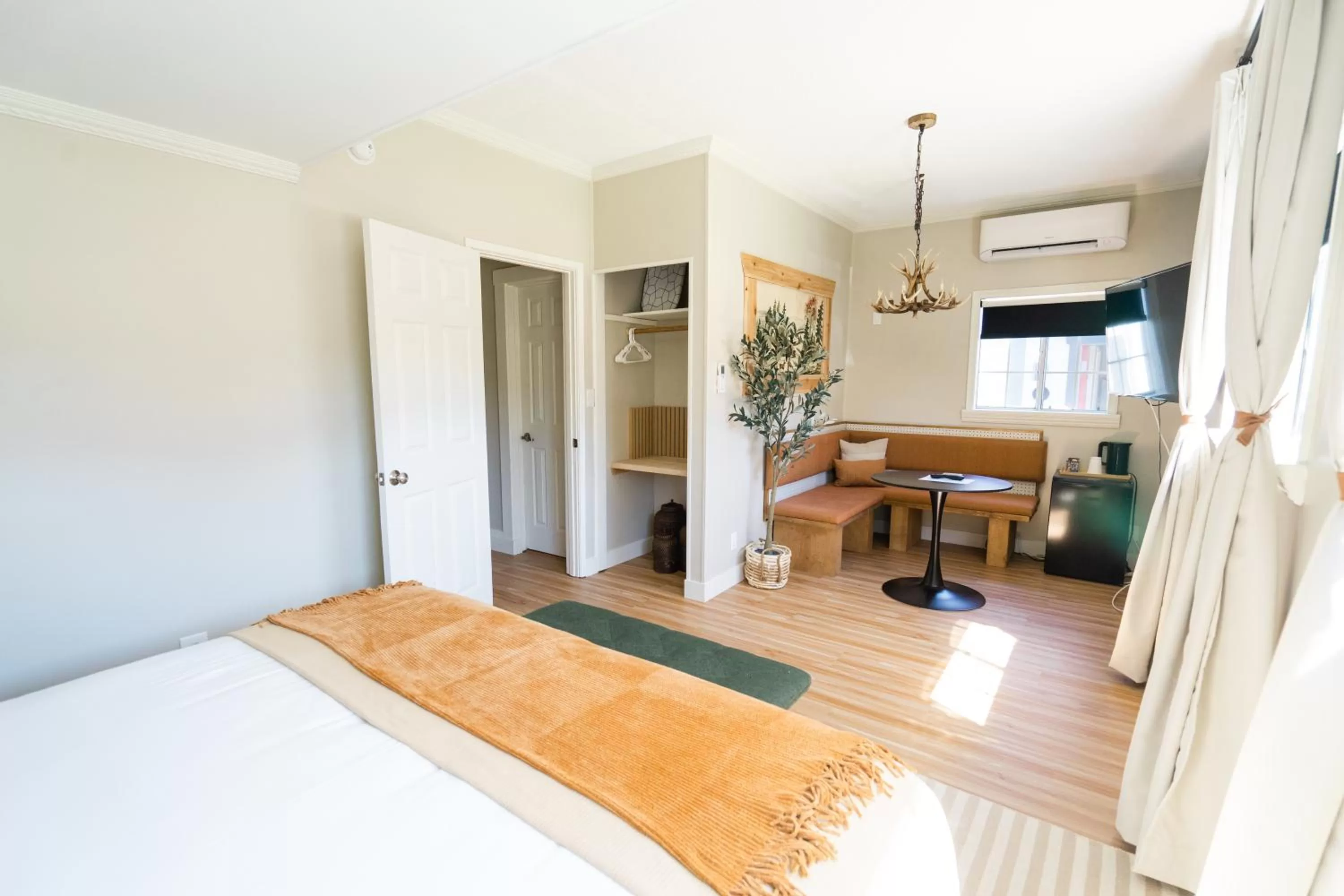 Dining area, Bed in Viking Inn
