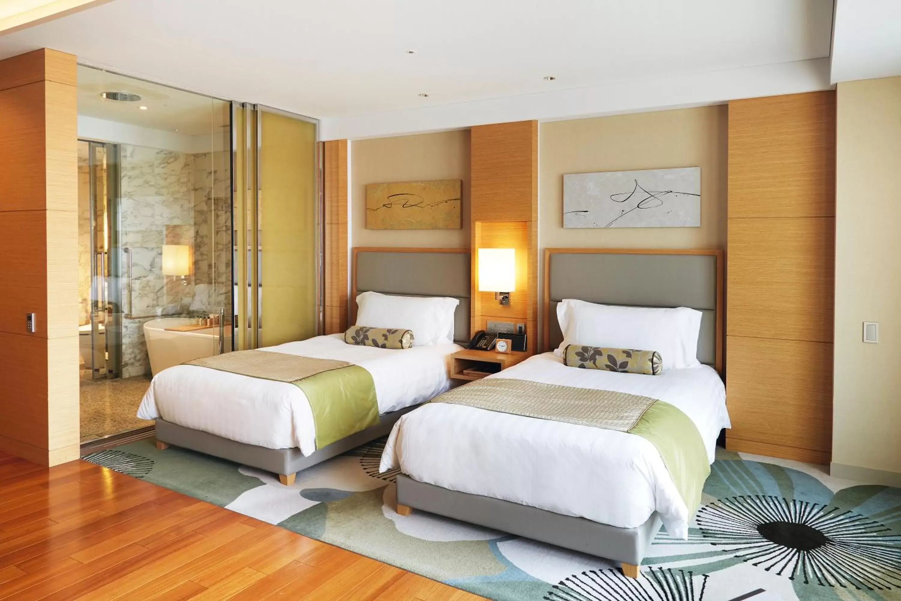 Bed in InterContinental Hotel Osaka, an IHG Hotel