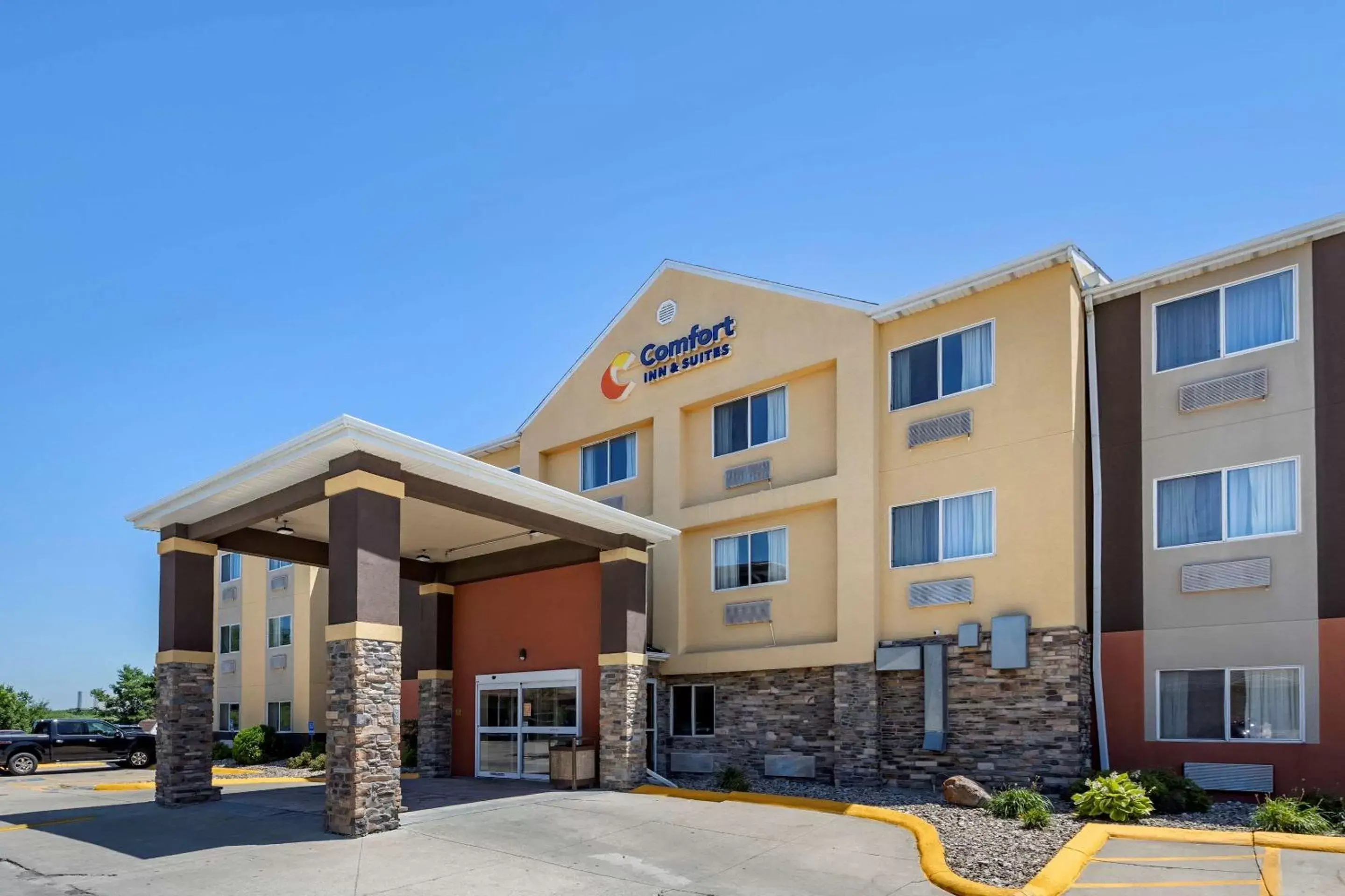 Property Building in Comfort Inn & Suites Waterloo – Cedar Falls