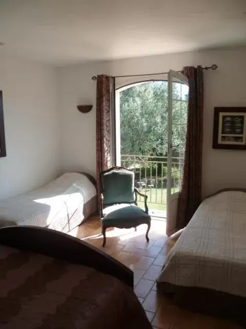 Photo of the whole room, Bed in Chambre d'hôtes "La Bastide des Eucalyptus"