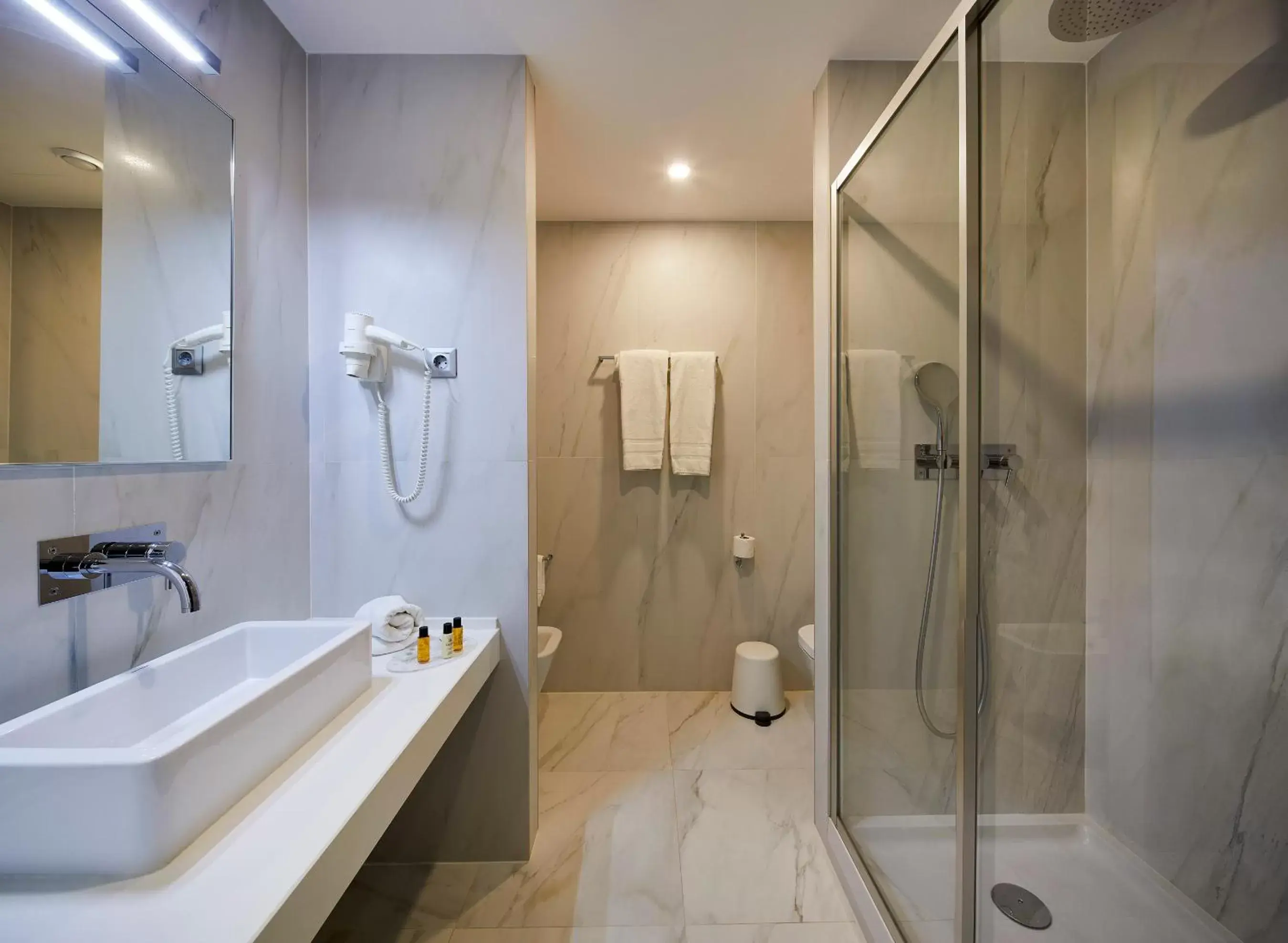 Shower, Bathroom in Alcazar Hotel & SPA
