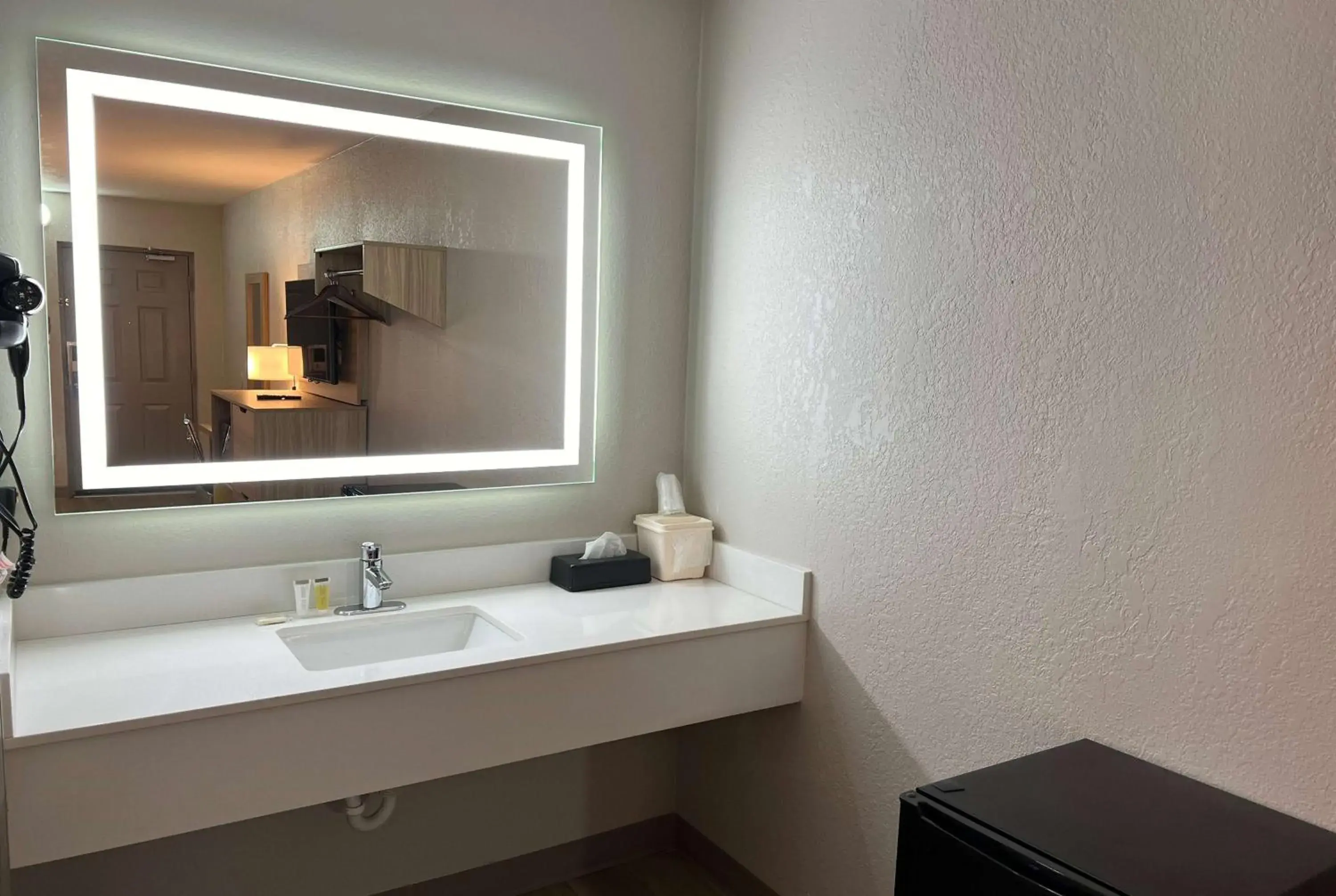 TV and multimedia, Bathroom in Days Inn by Wyndham Helen