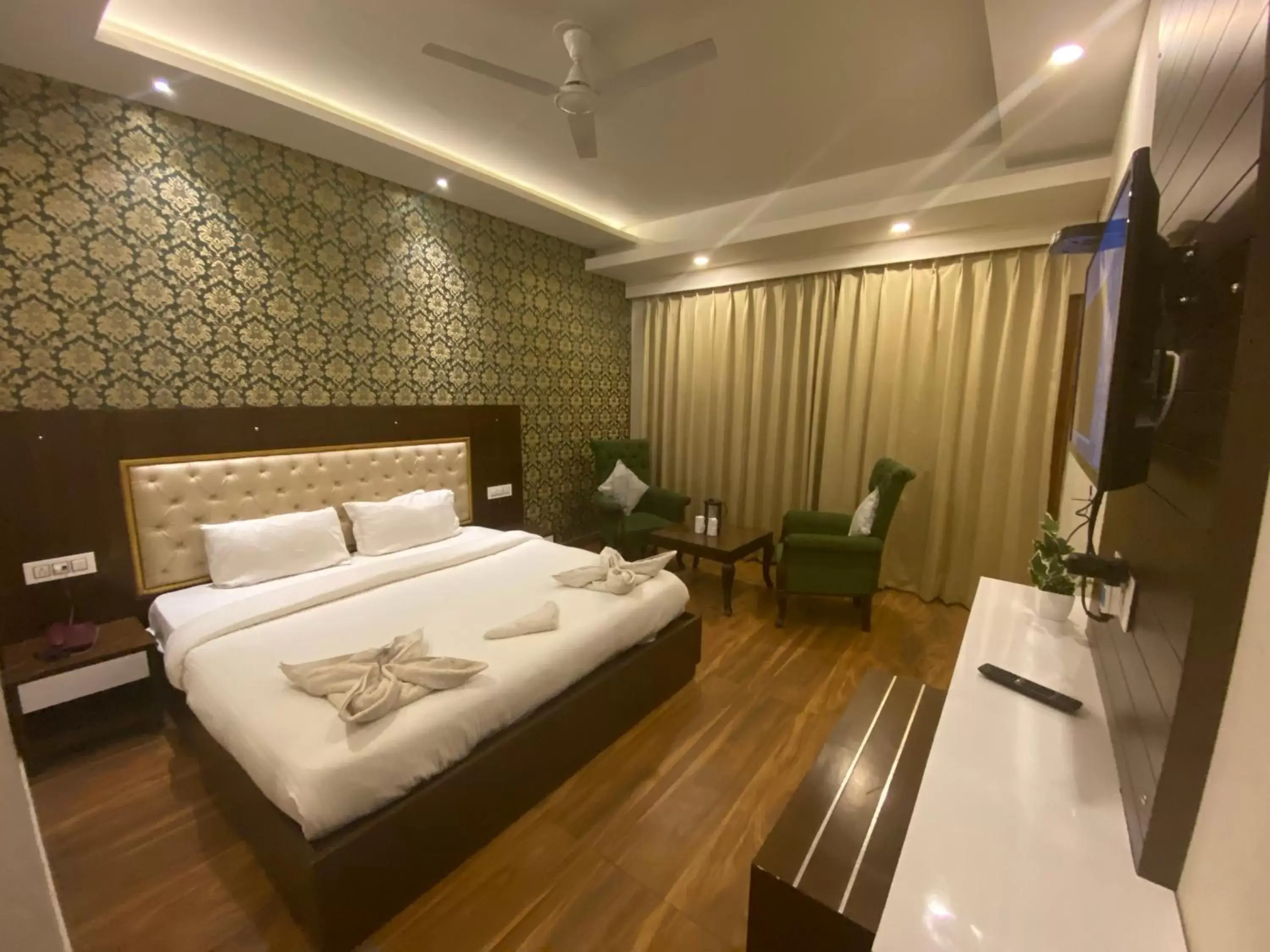 King Room with Balcony in Hotel Ambika Residency Manali King Room with Balcony in Hotel Ambika Residency Manali