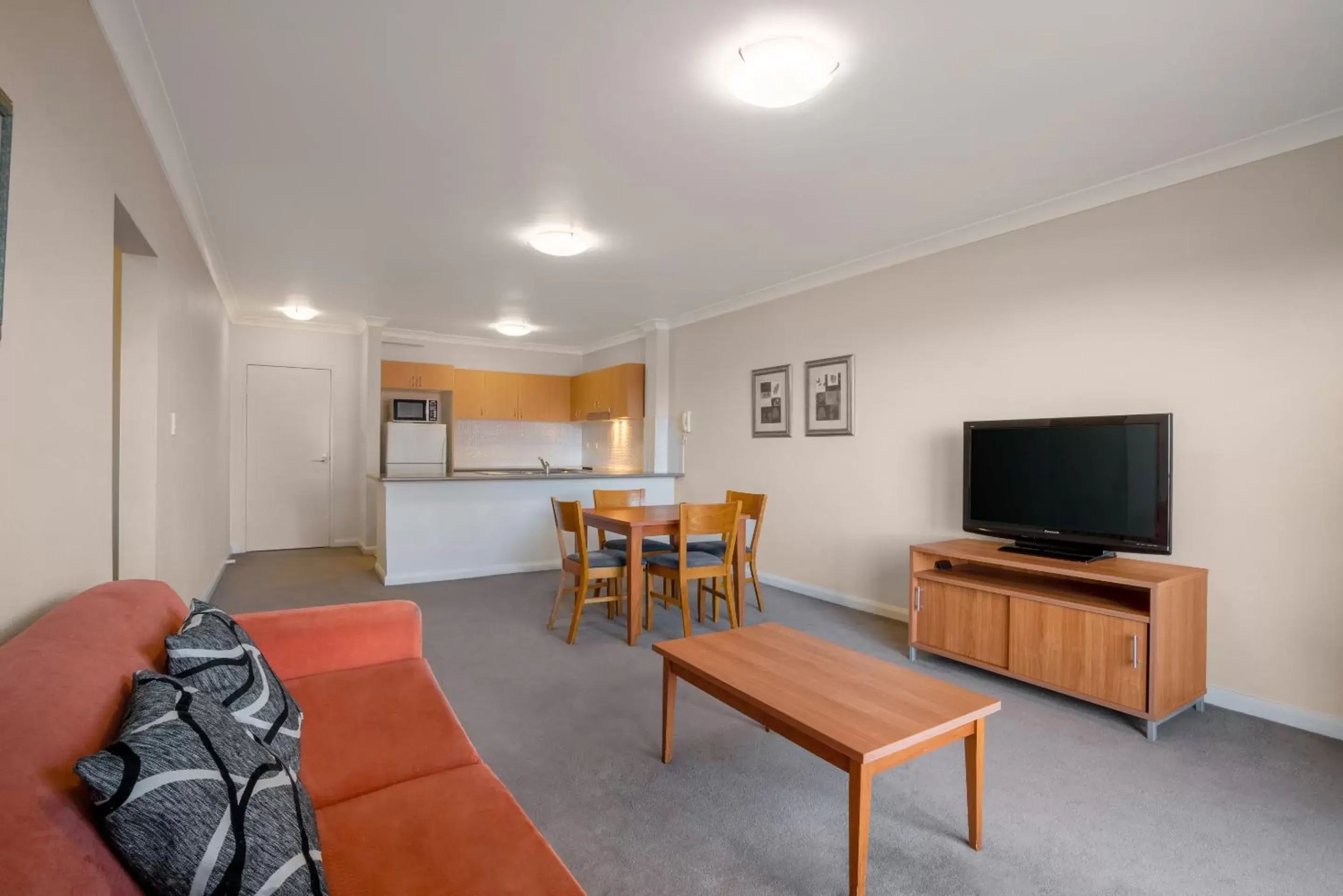 TV and multimedia, TV/Entertainment Center in Leisure Inn Spires