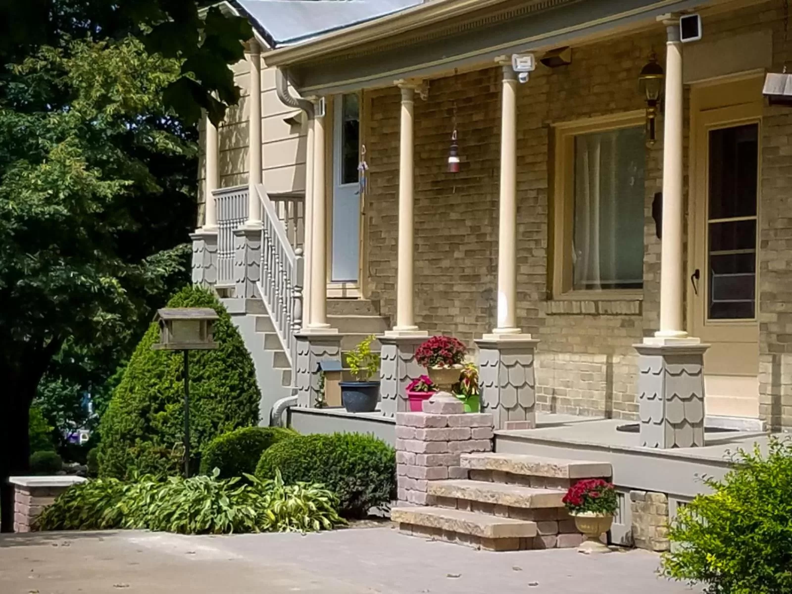Facade/entrance in HA Whitney Inn
