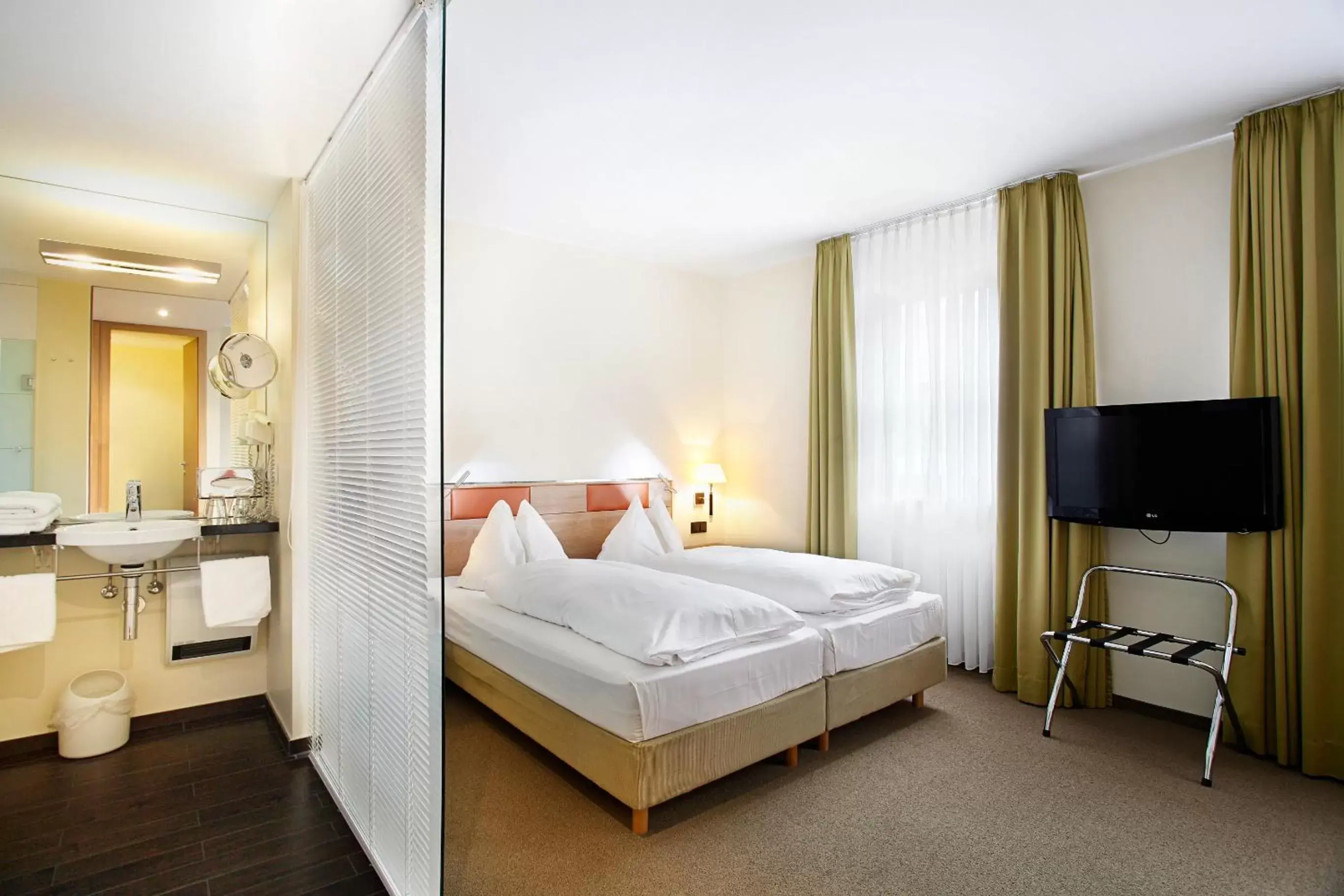 Photo of the whole room, Bed in Hotel am Jakobsmarkt Photo of the whole room, Bed in Hotel am Jakobsmarkt