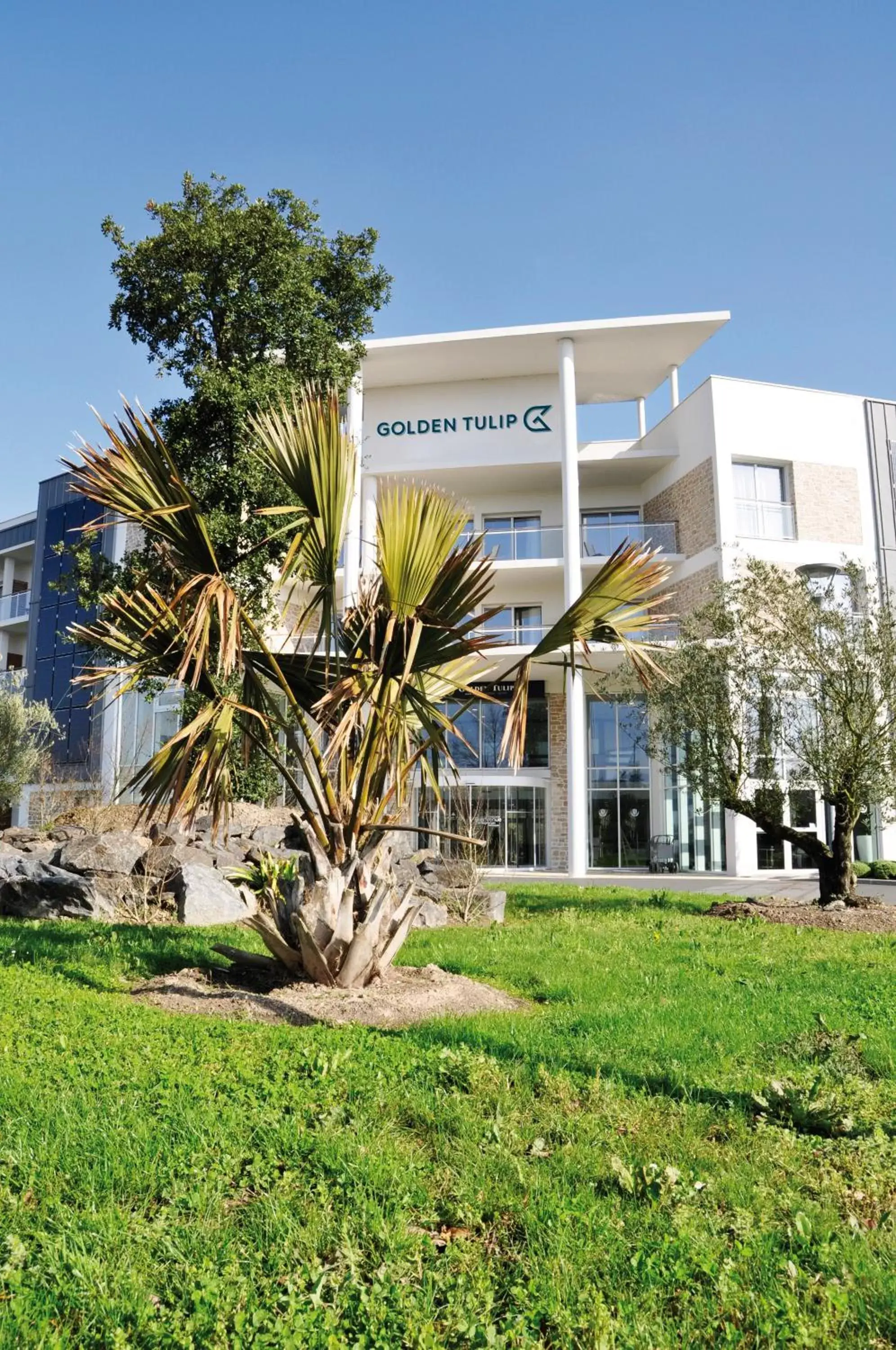 Facade/entrance, Property Building in Golden Tulip Nantes Carquefou Suite