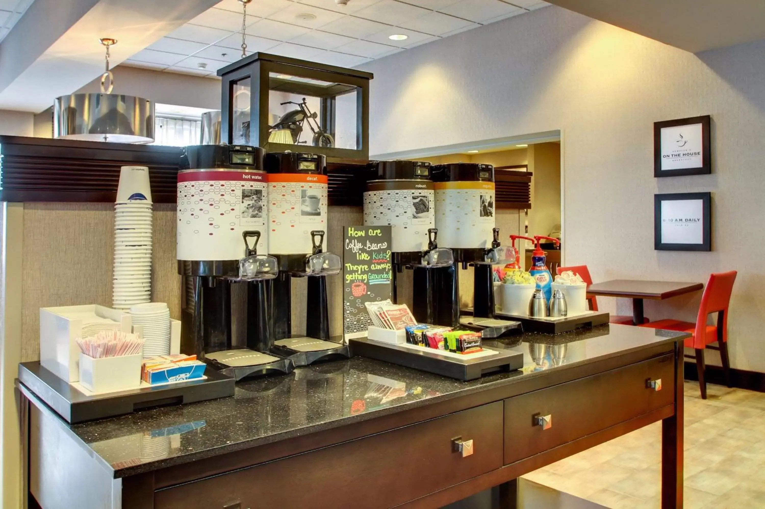 Dining area in Hampton Inn Birmingham/Leeds