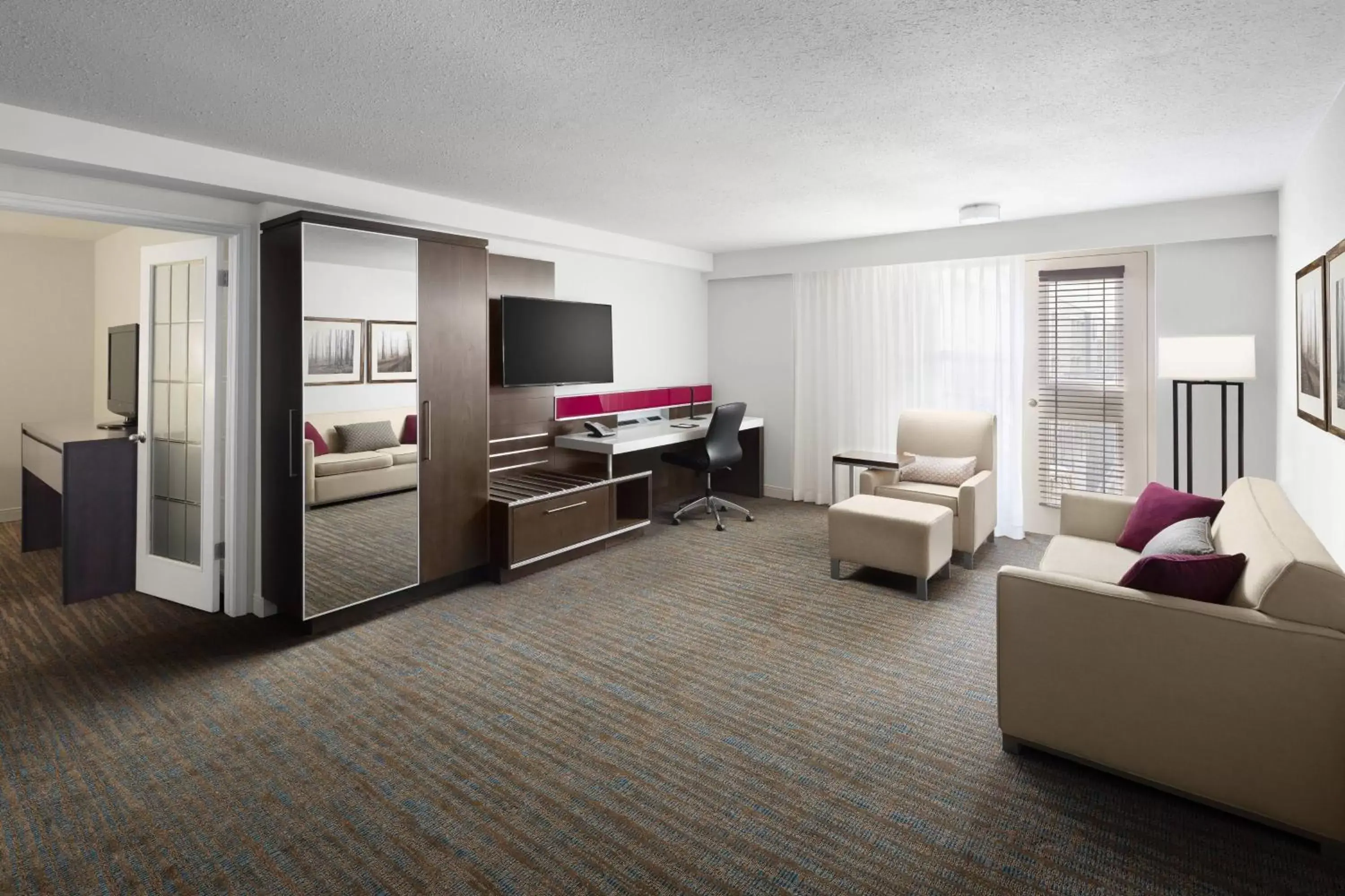 Living room, Seating Area in Delta Hotels by Marriott Calgary South