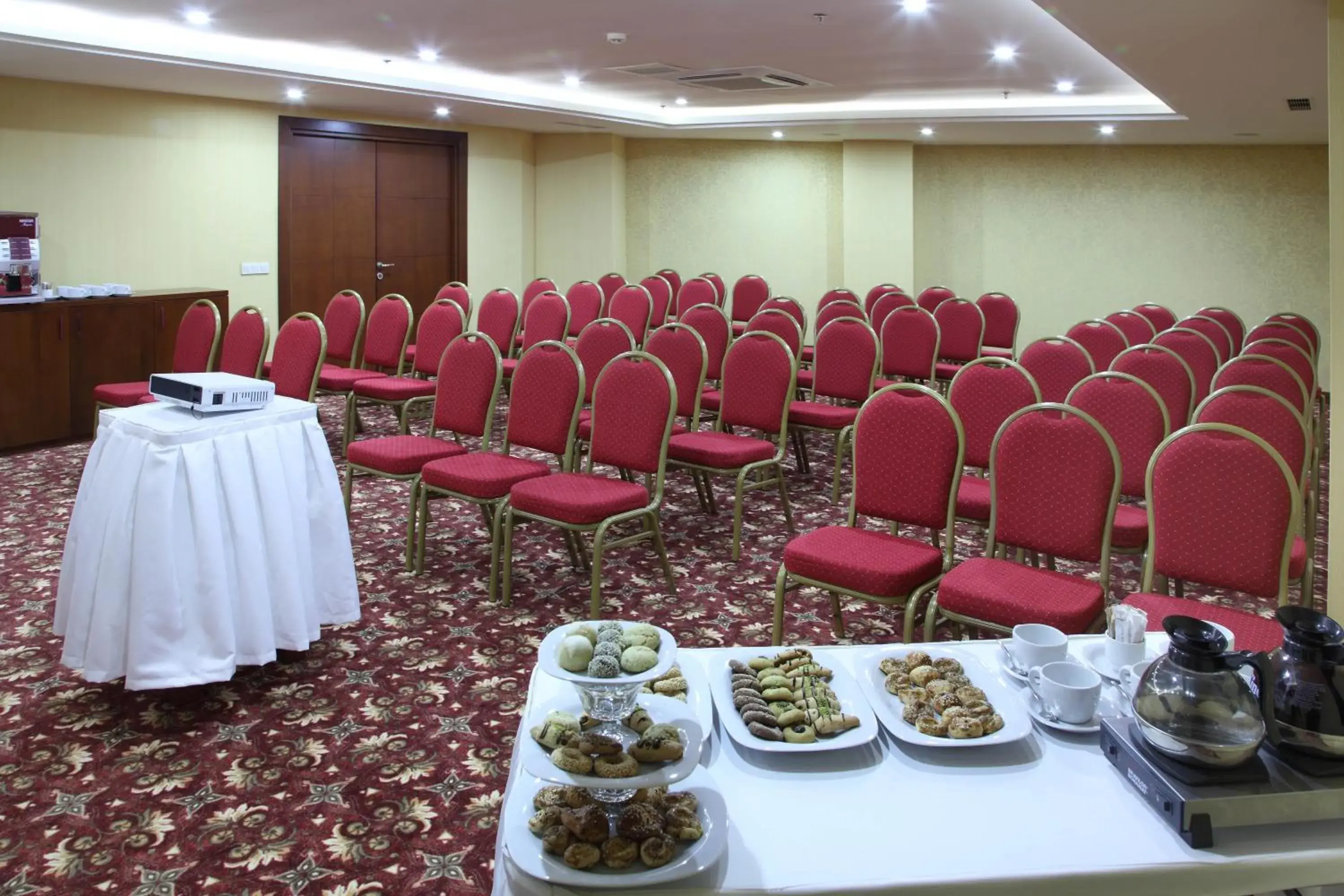 Business facilities, Business Area/Conference Room in Hotel Senbayrak City