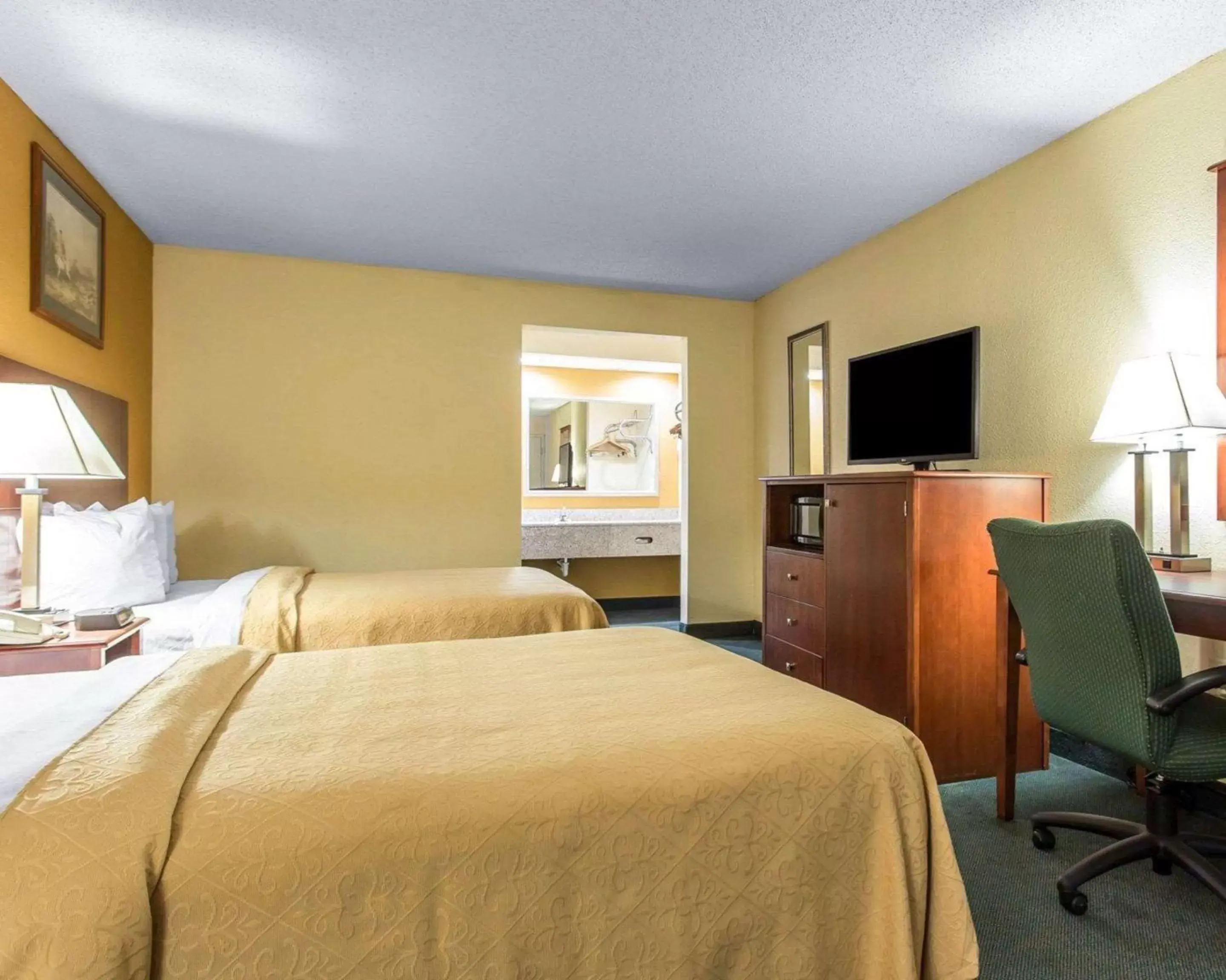 Photo of the whole room, Bed in Quality Inn Aiken