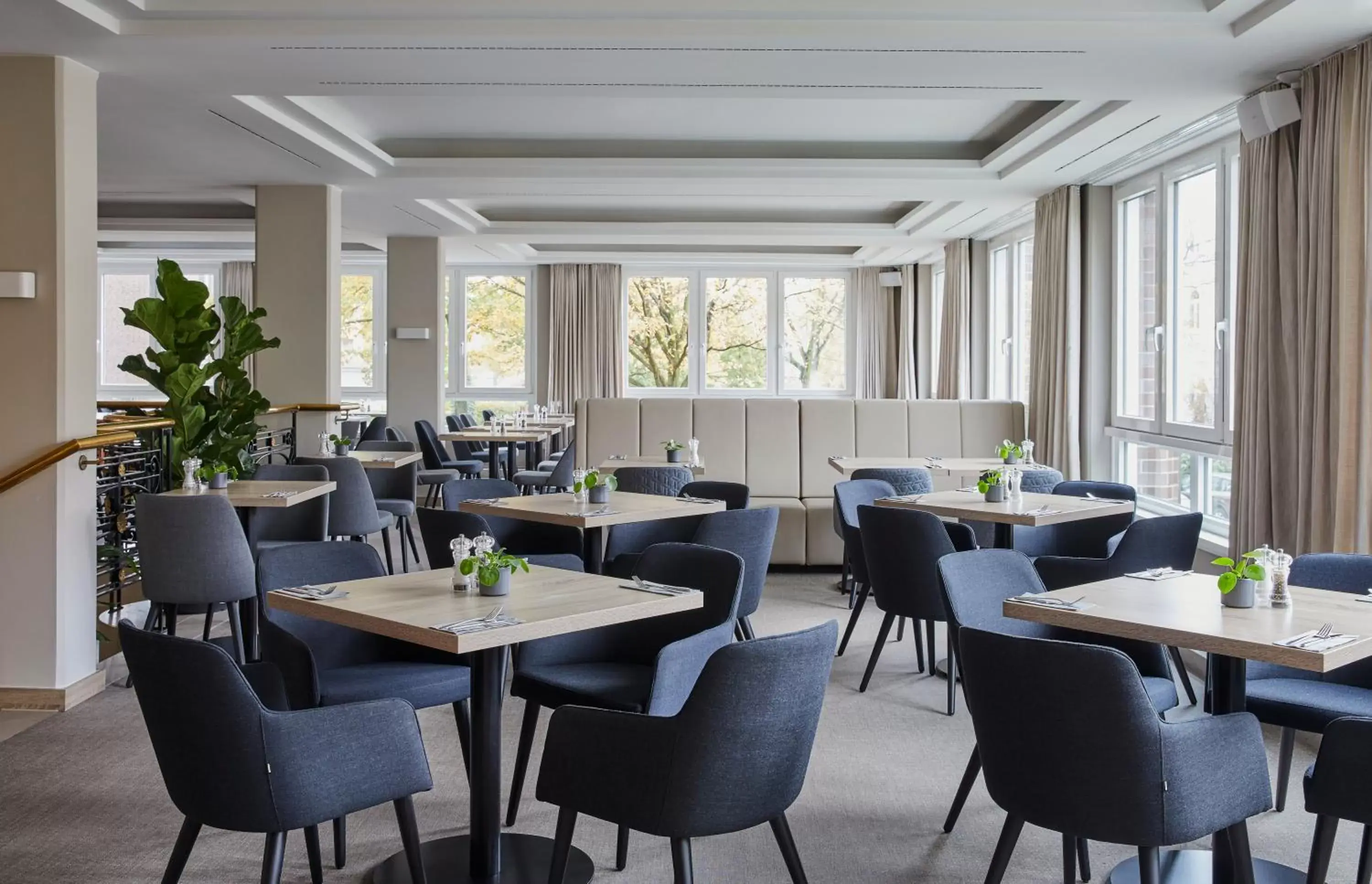 Breakfast, Restaurant/Places to Eat in Crowne Plaza Hamburg-City Alster, an IHG Hotel