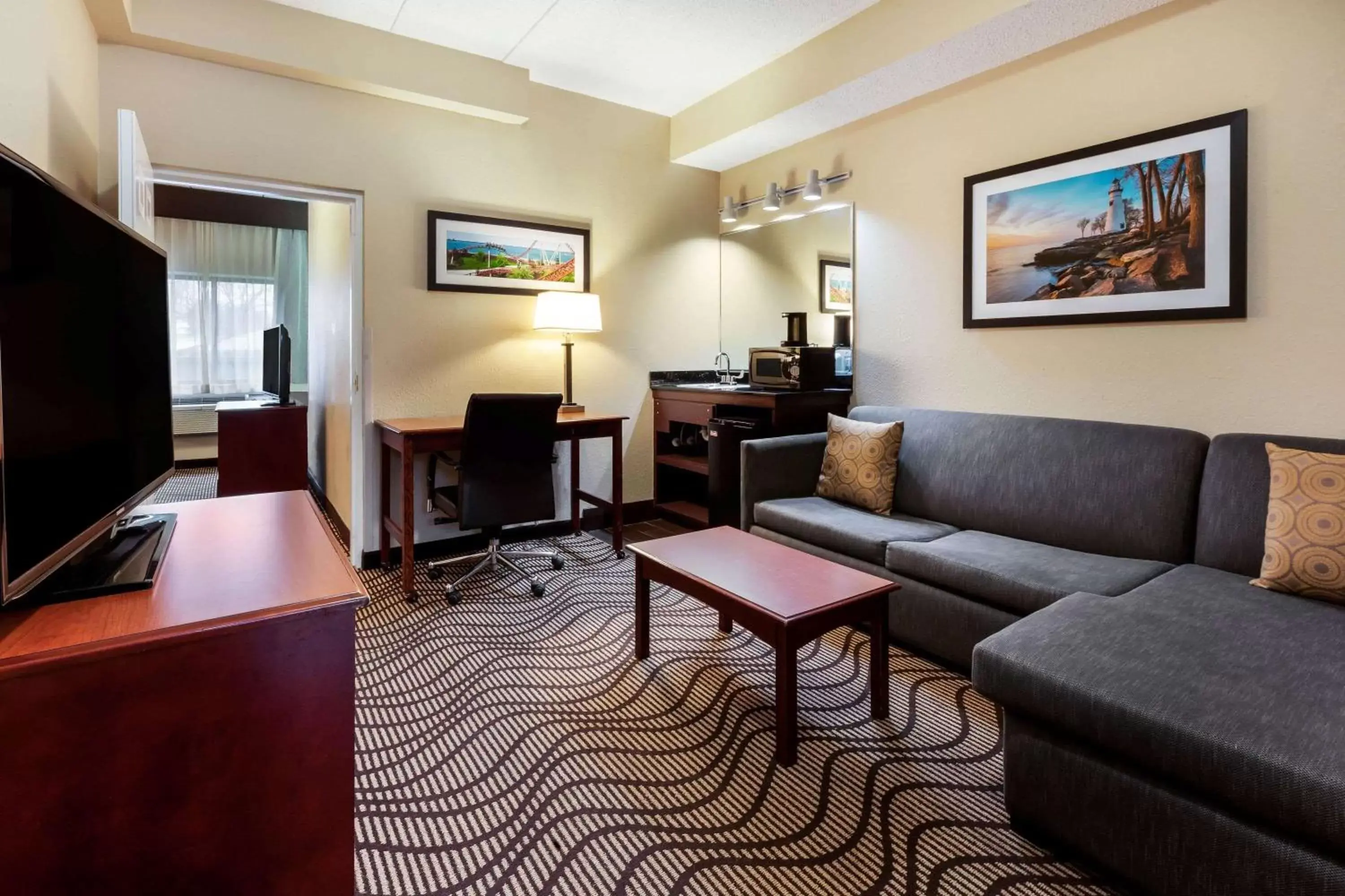 Photo of the whole room, Seating Area in La Quinta Inn by Wyndham Sandusky near Cedar Point