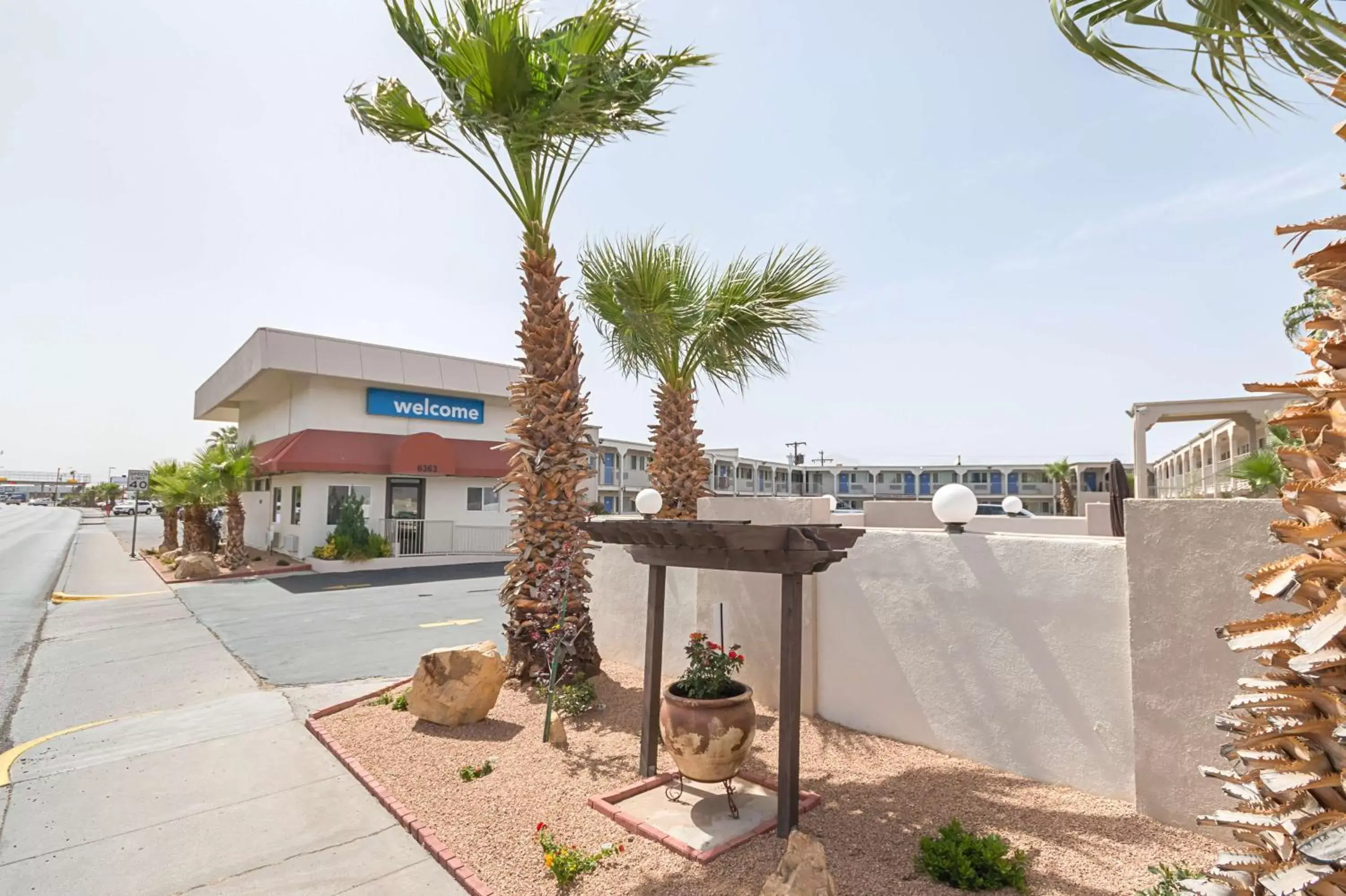 Property building, Patio/Outdoor Area in Motel 6-El Paso, TX - Airport - Fort Bliss