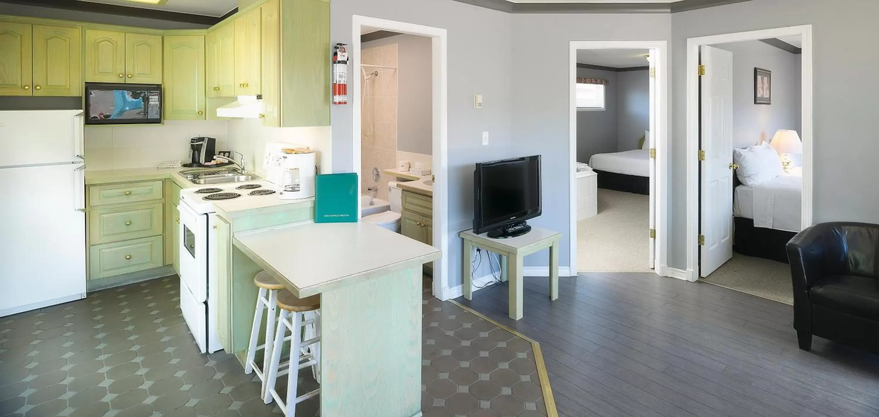 Bathroom, Kitchen/Kitchenette in Tiki Shores Inn & Suites
