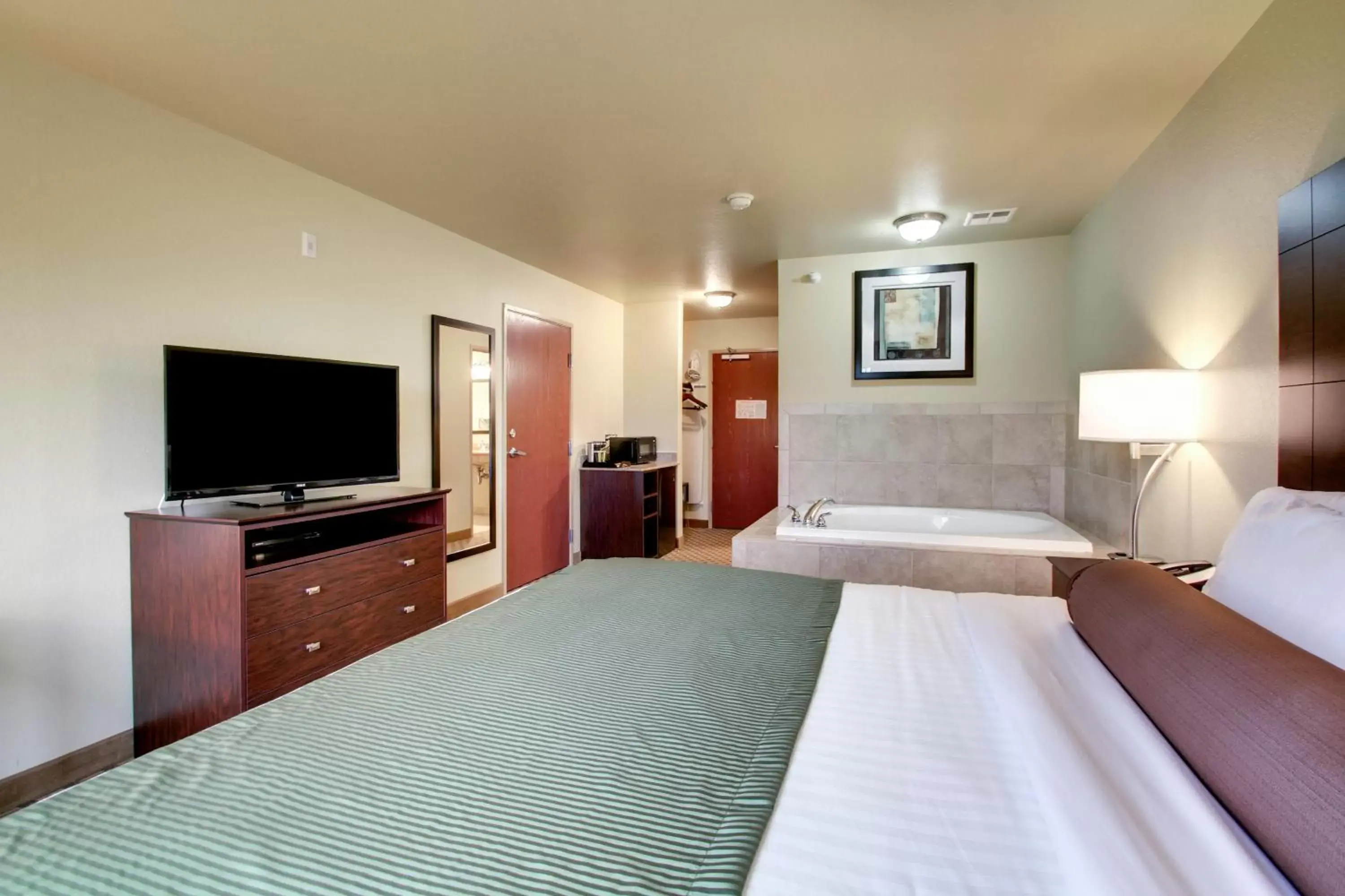 Photo of the whole room, Bed in Cobblestone Inn & Suites - Schuyler