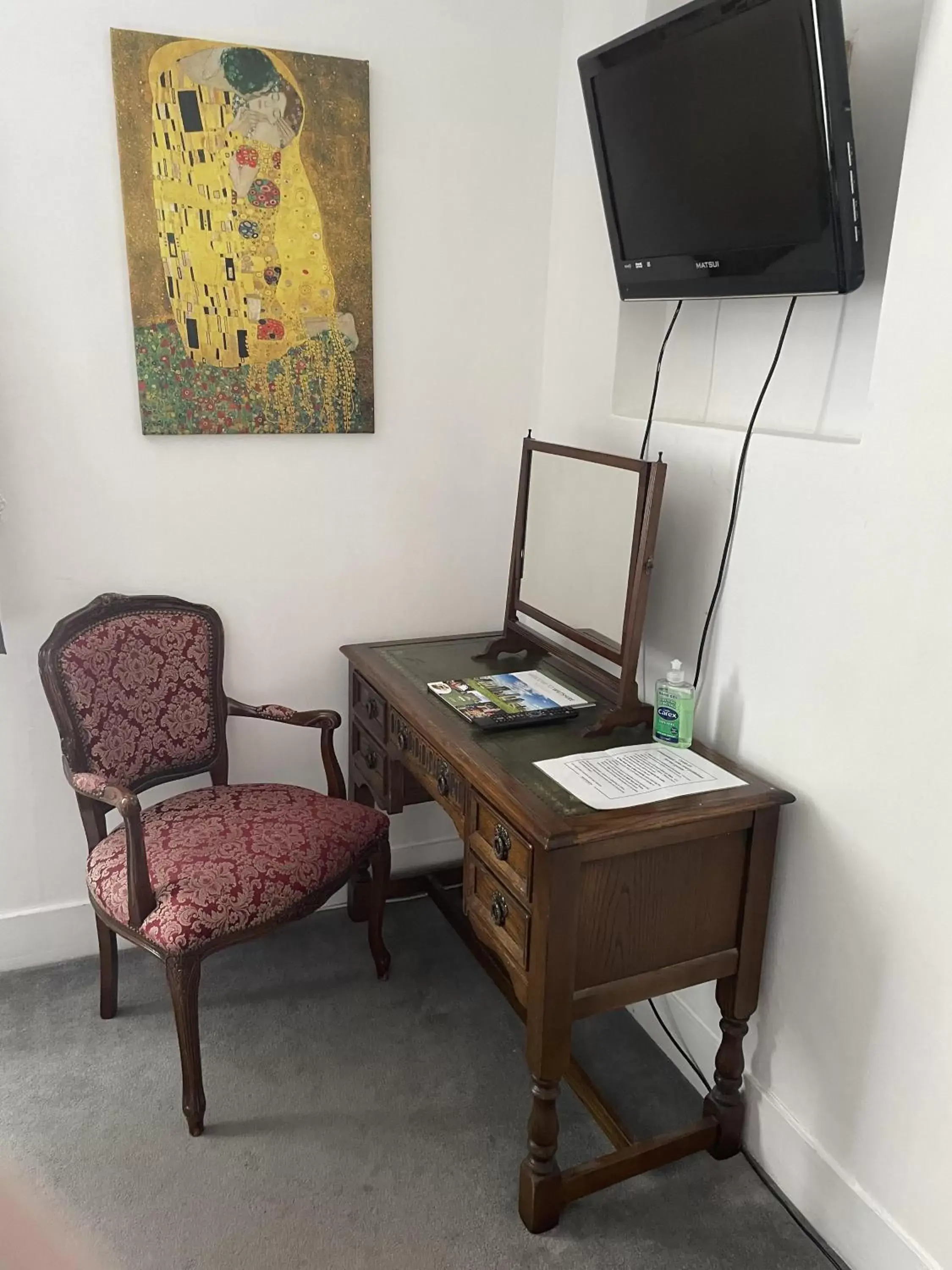 Bedroom, TV/Entertainment Center in The Lamb Inn