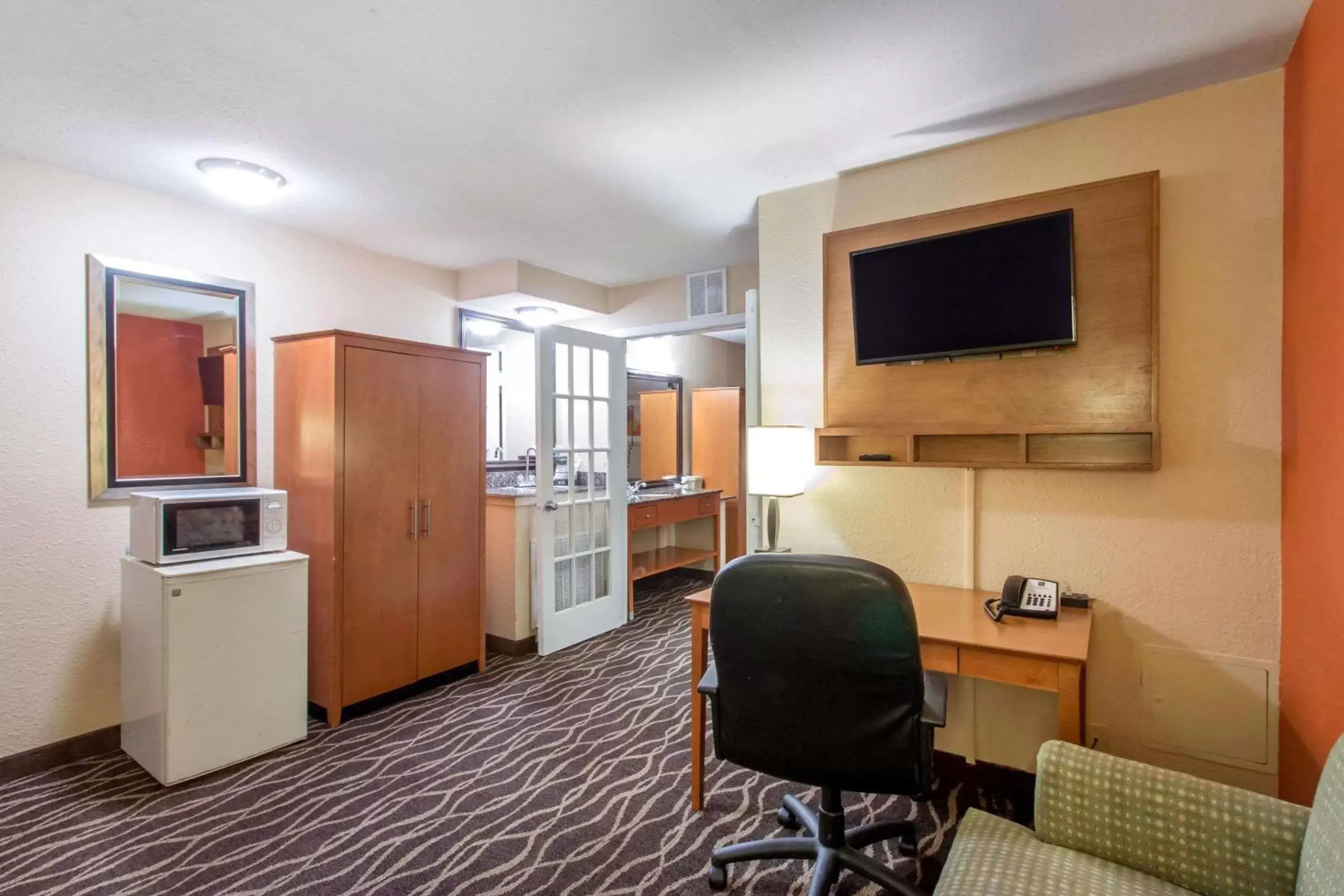 Photo of the whole room, TV/Entertainment Center in Quality Inn & Suites I-35 near AT&T Center