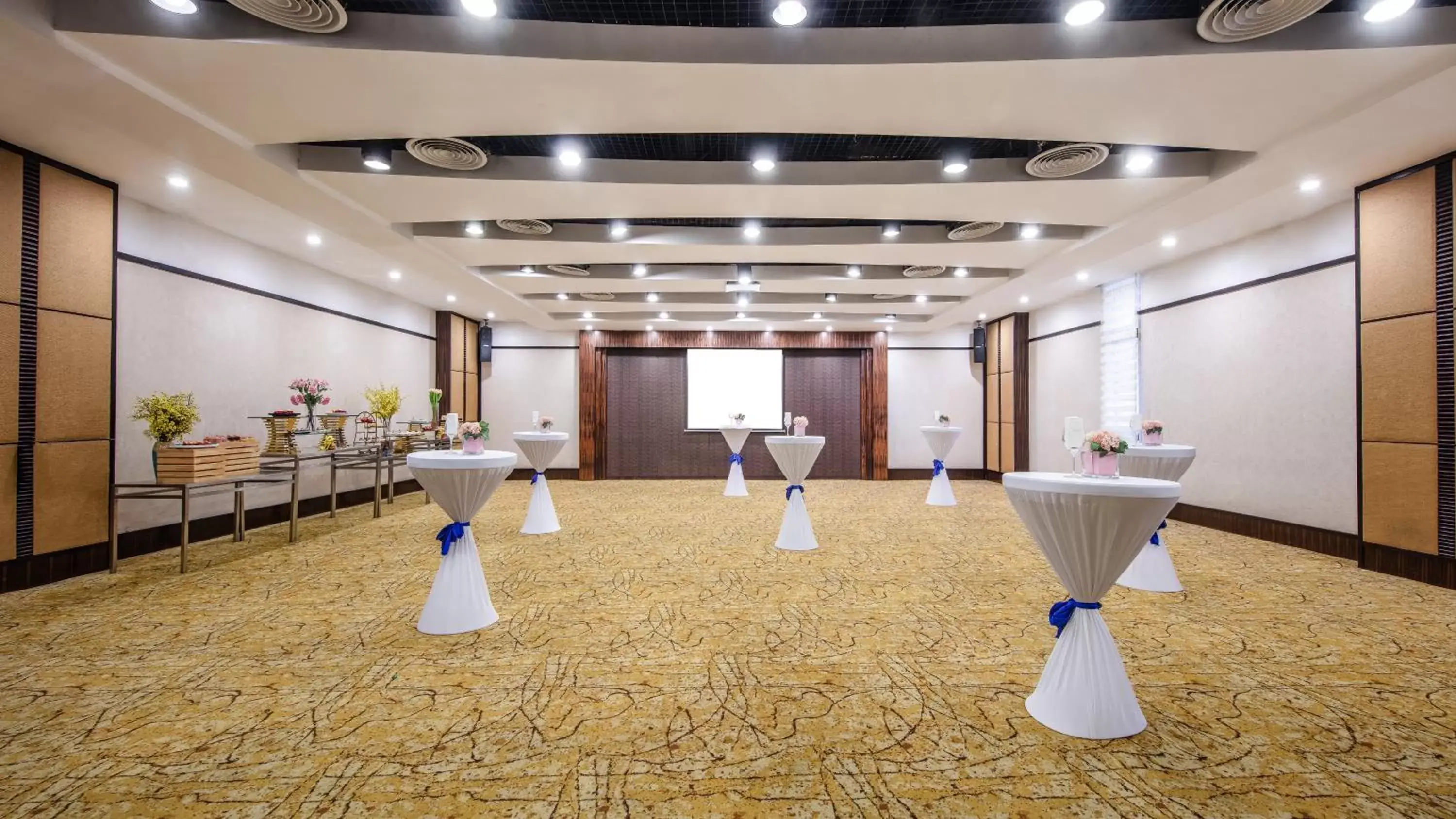 Banquet/Function facilities, Banquet Facilities in Crowne Plaza Foshan, an IHG Hotel - Exclusive bus stations for HKSAR round-trips