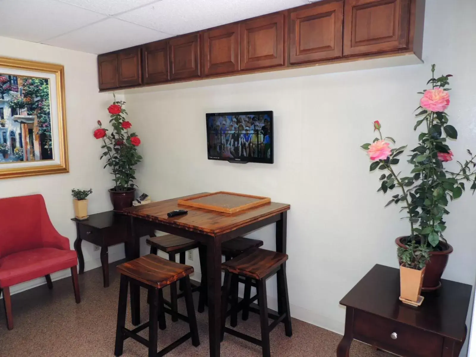 Dining Area in Catalina Courtyard Suites