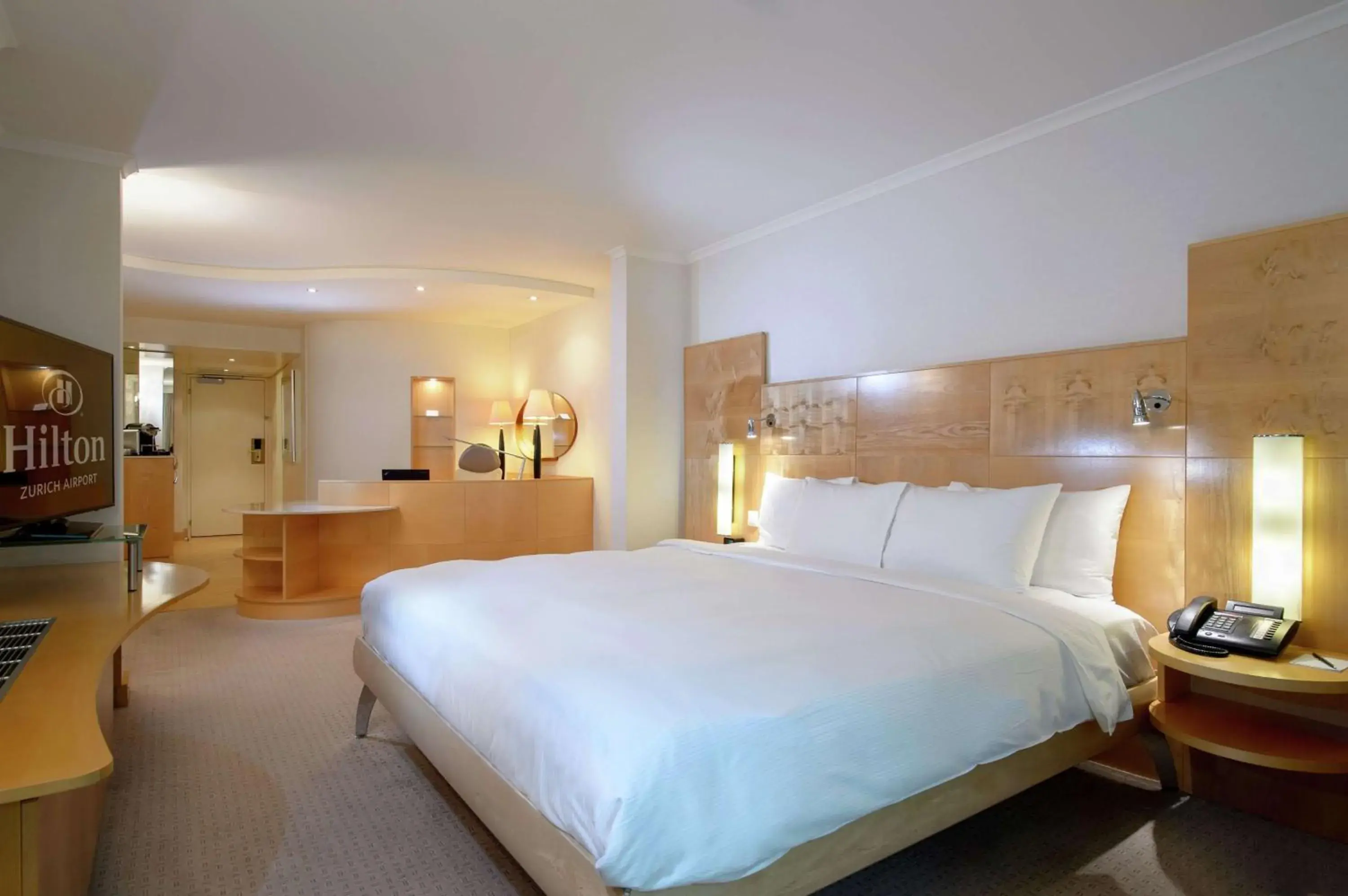 Bedroom, Bed in Hilton Zurich Airport