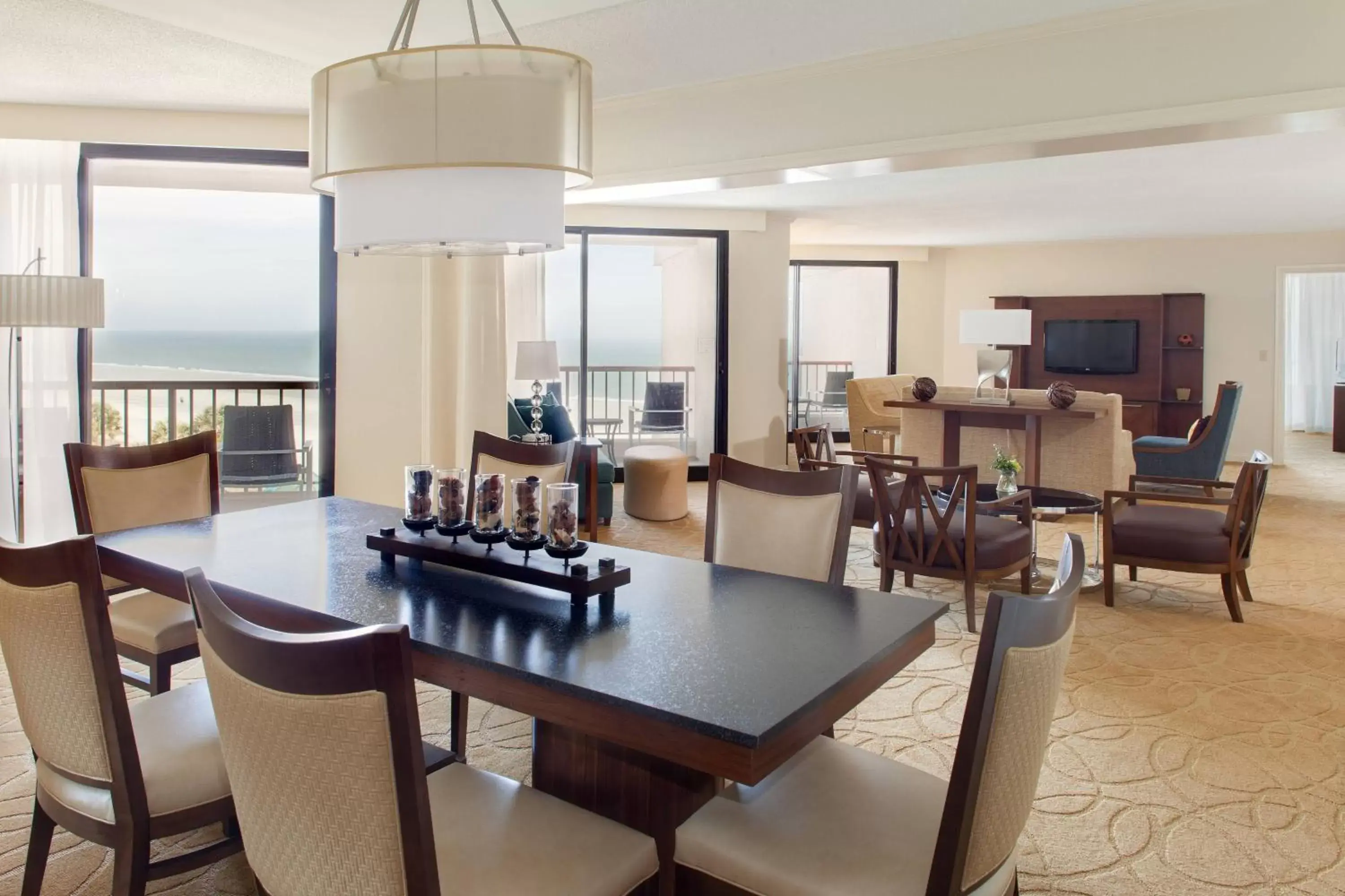 Bedroom, Restaurant/Places to Eat in Marriott Hilton Head Resort & Spa