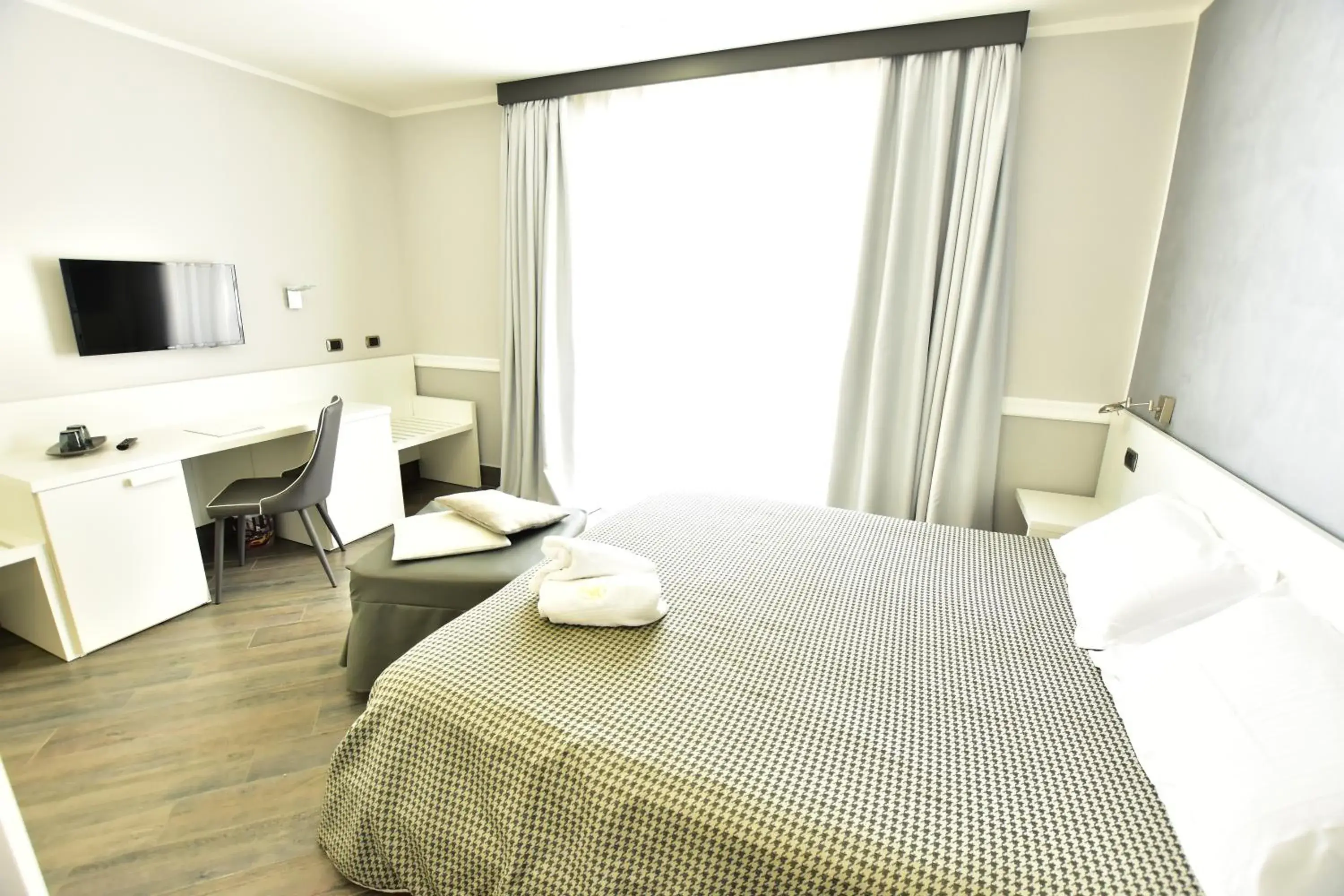 Bathroom, Bed in Palazzo Rosenthal Vesuview Hotel & Resort