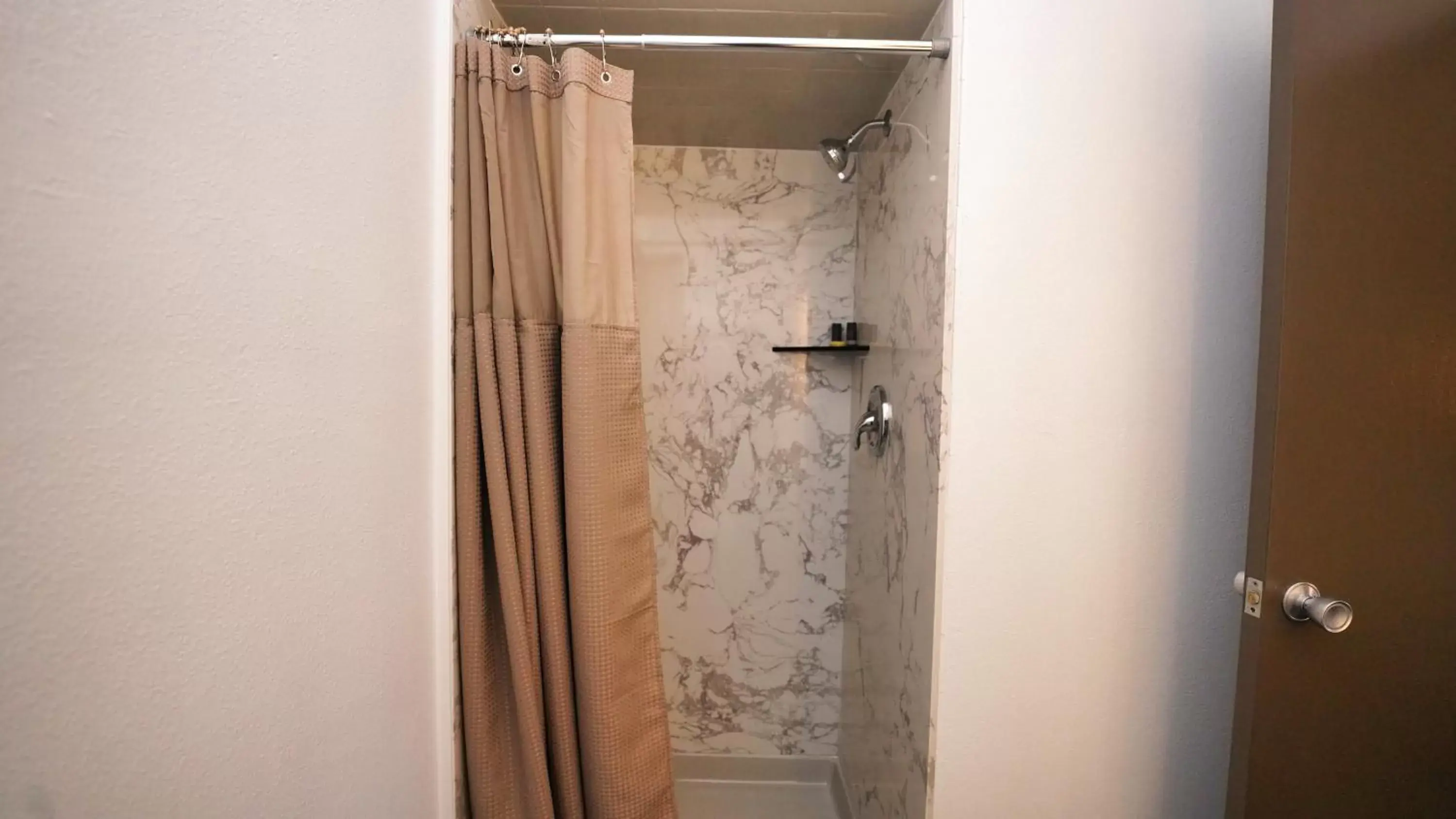 Shower, Bathroom in SeaSide Inn & Suites