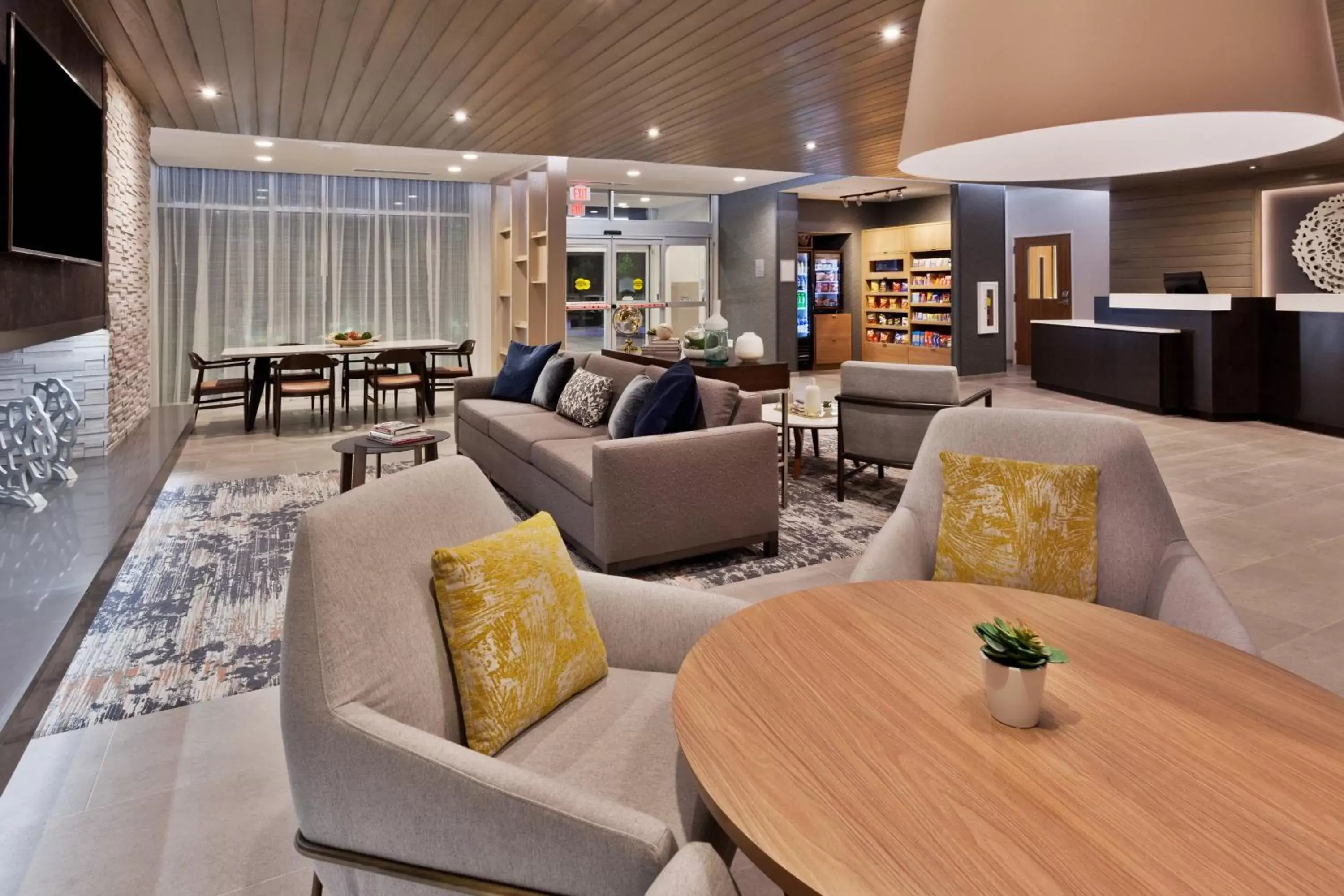 Lobby or reception, Lounge/Bar in Fairfield Inn & Suites by Marriott Birmingham Colonnade